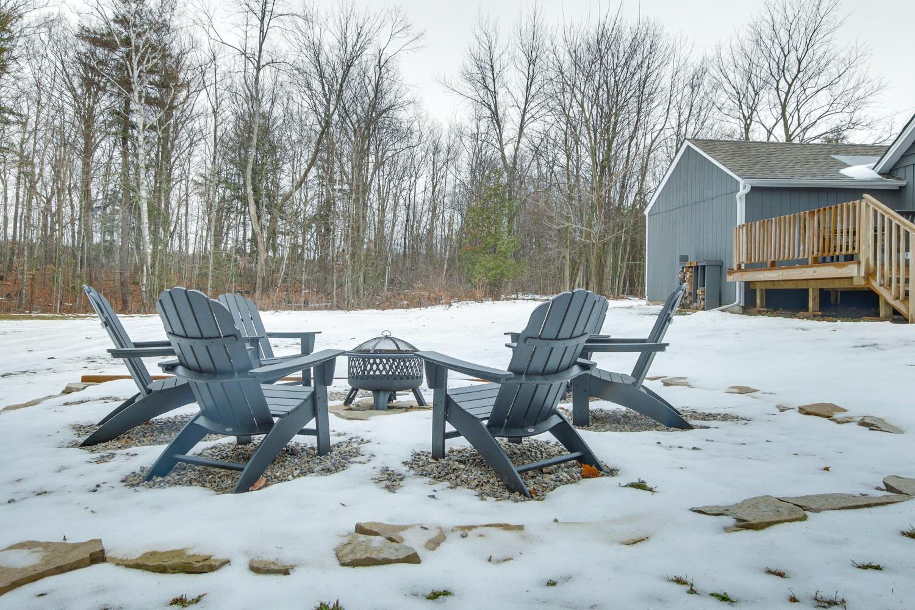 3 Mi to Sister Bay Beach Family Home with Yard