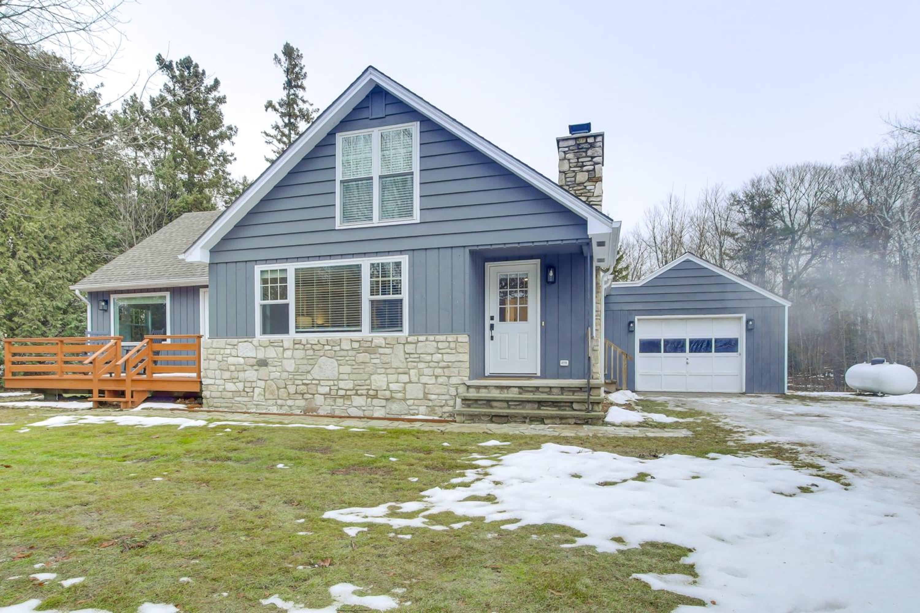 3 Mi to Sister Bay Beach Family Home with Yard