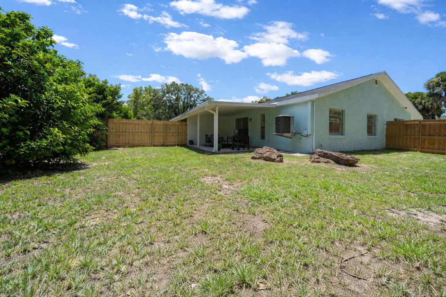 The Happy Haven - Near Manatee Tours - Pet Friendly