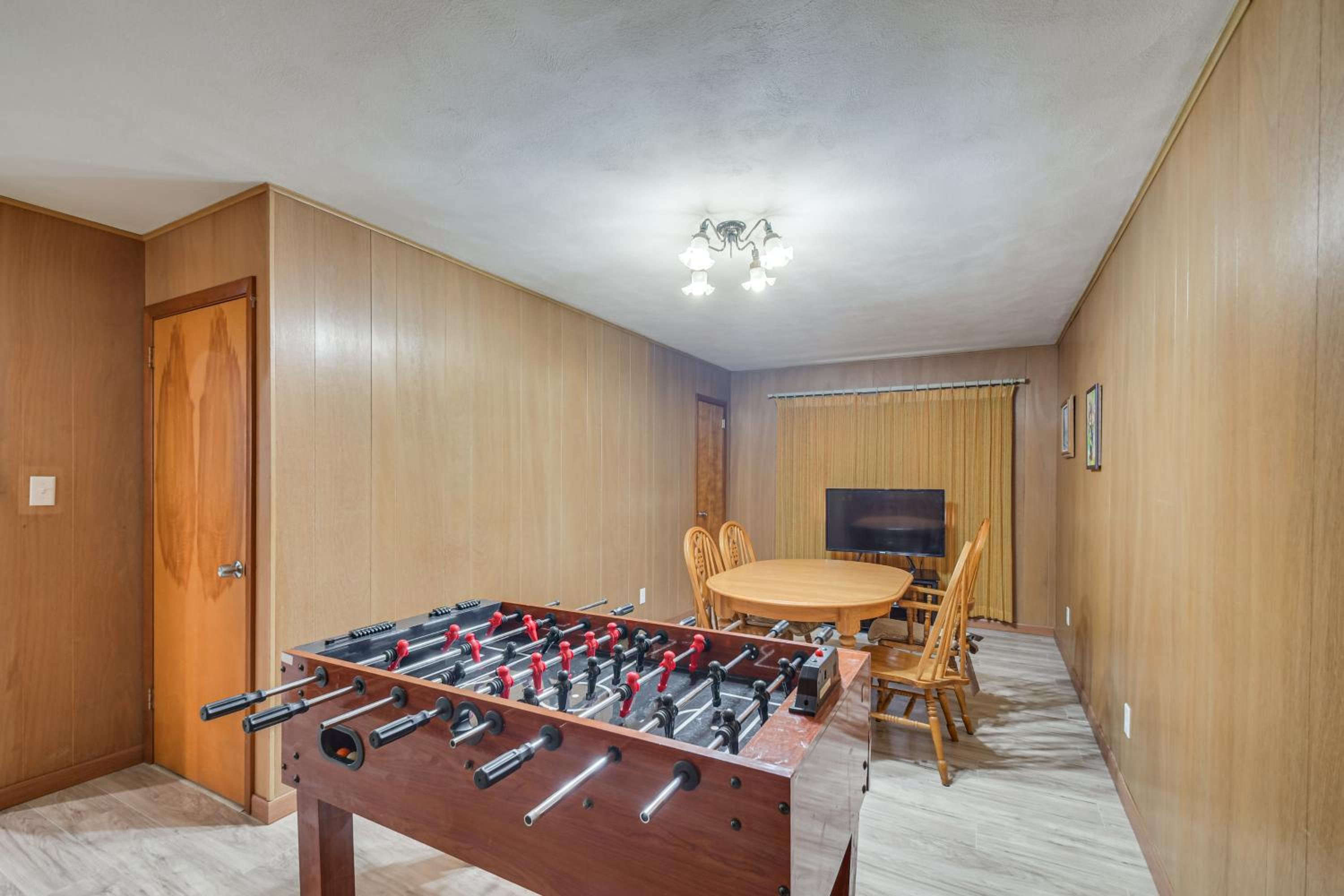 1 Mi to Rock Riverfront Family-Friendly Retreat!