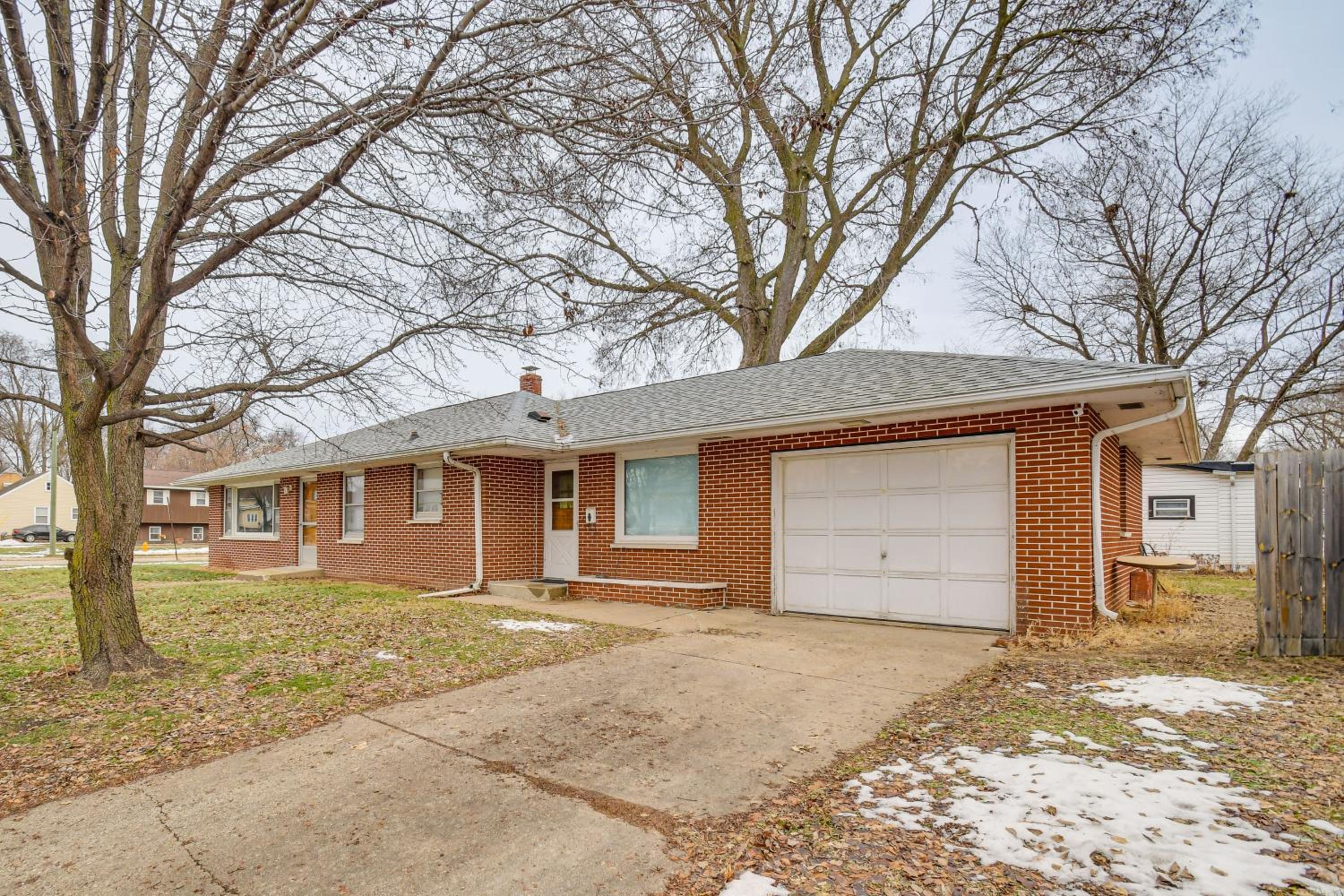 1 Mi to Rock Riverfront Family-Friendly Retreat!