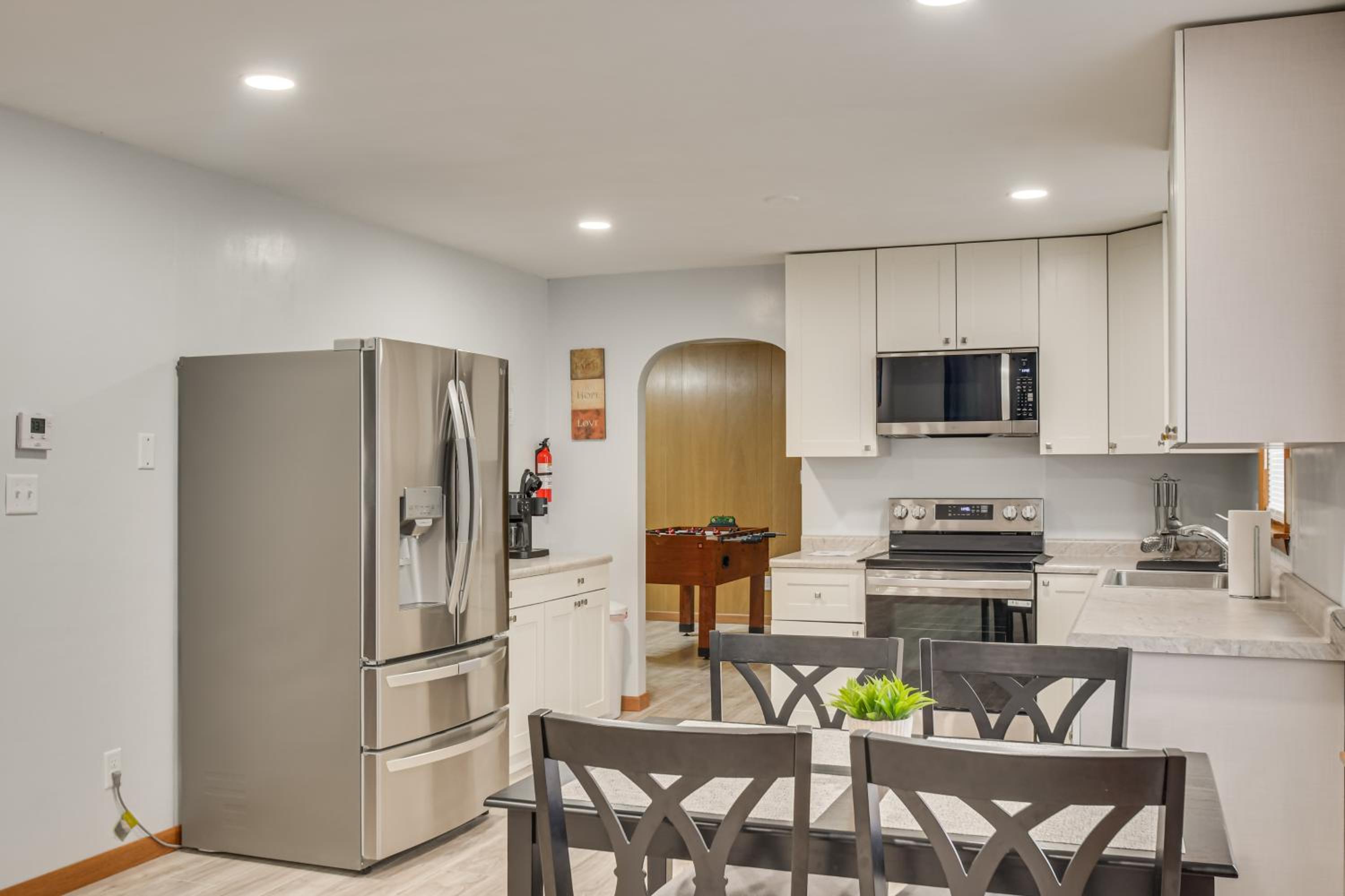 1 Mi to Rock Riverfront Family-Friendly Retreat!