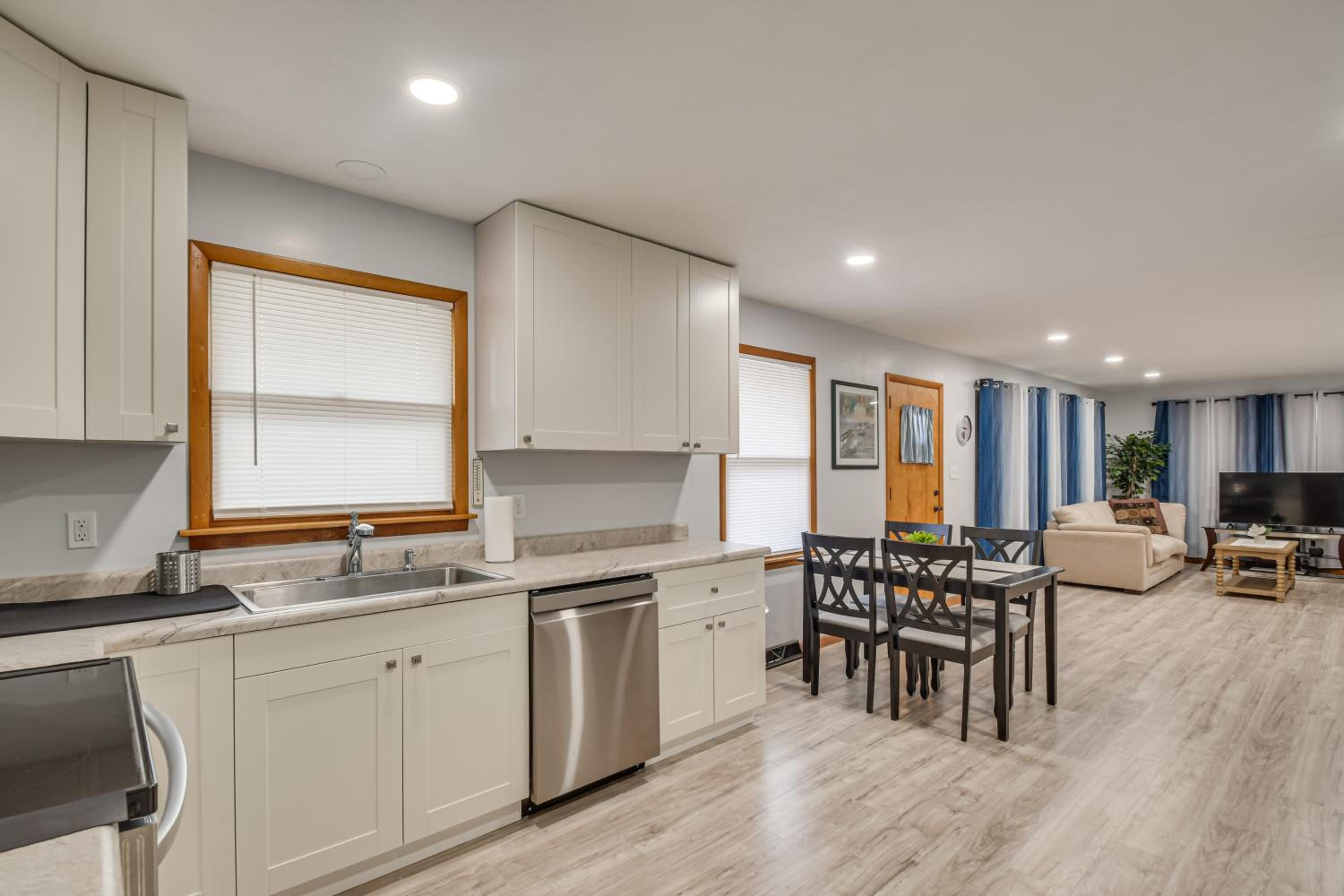 1 Mi to Rock Riverfront Family-Friendly Retreat!
