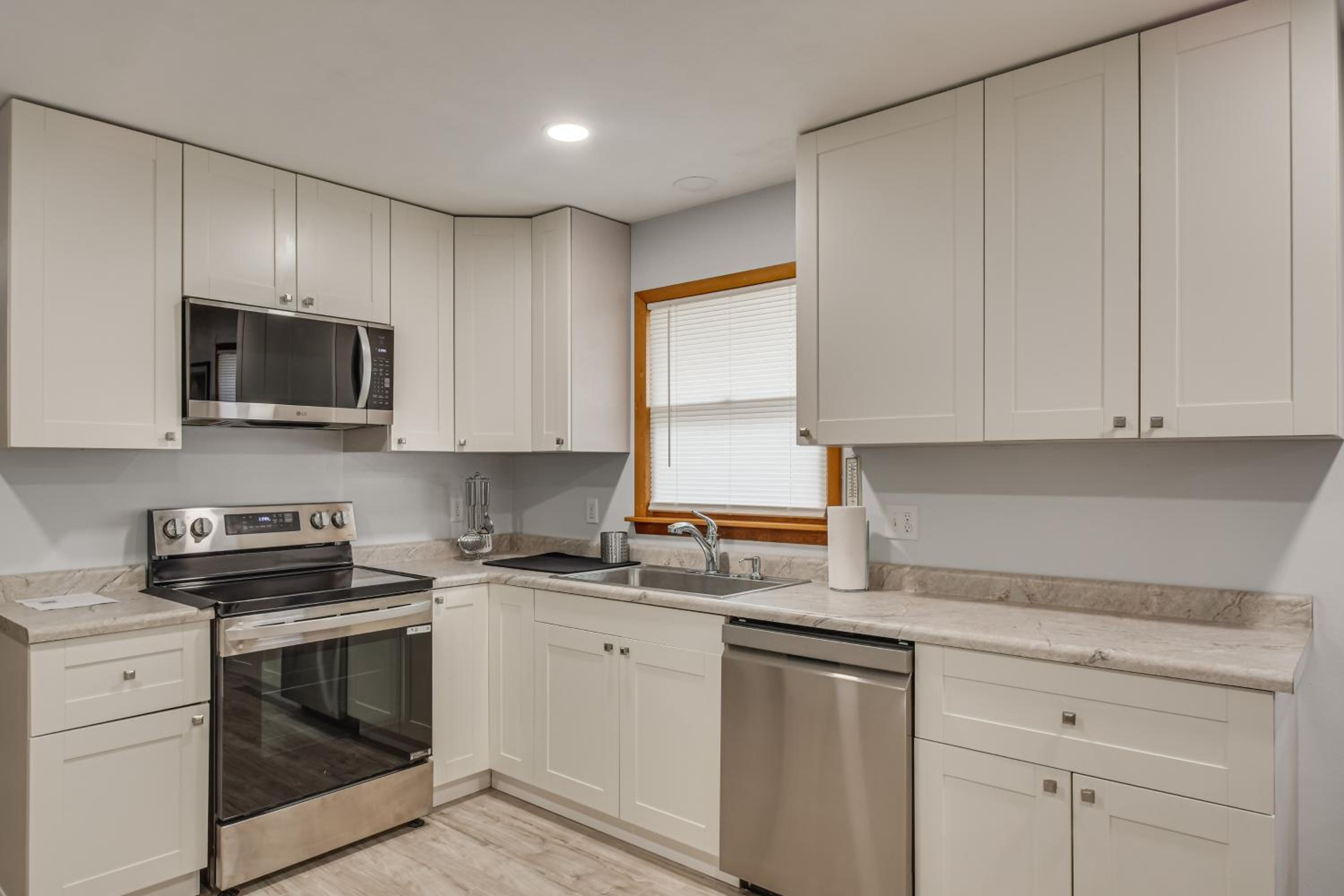 1 Mi to Rock Riverfront Family-Friendly Retreat!