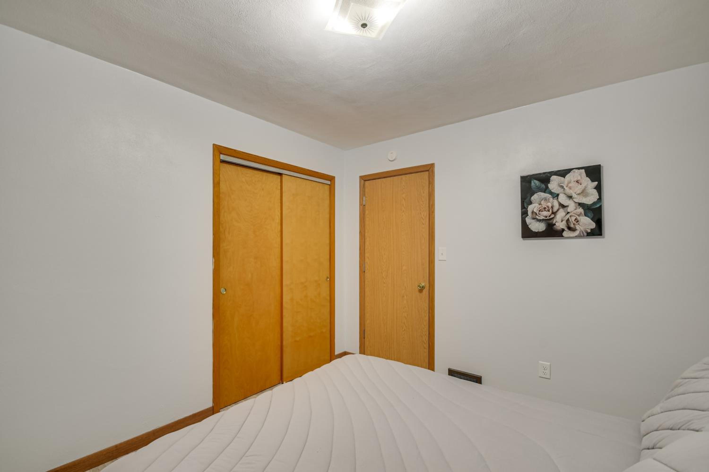 1 Mi to Rock Riverfront Family-Friendly Retreat!