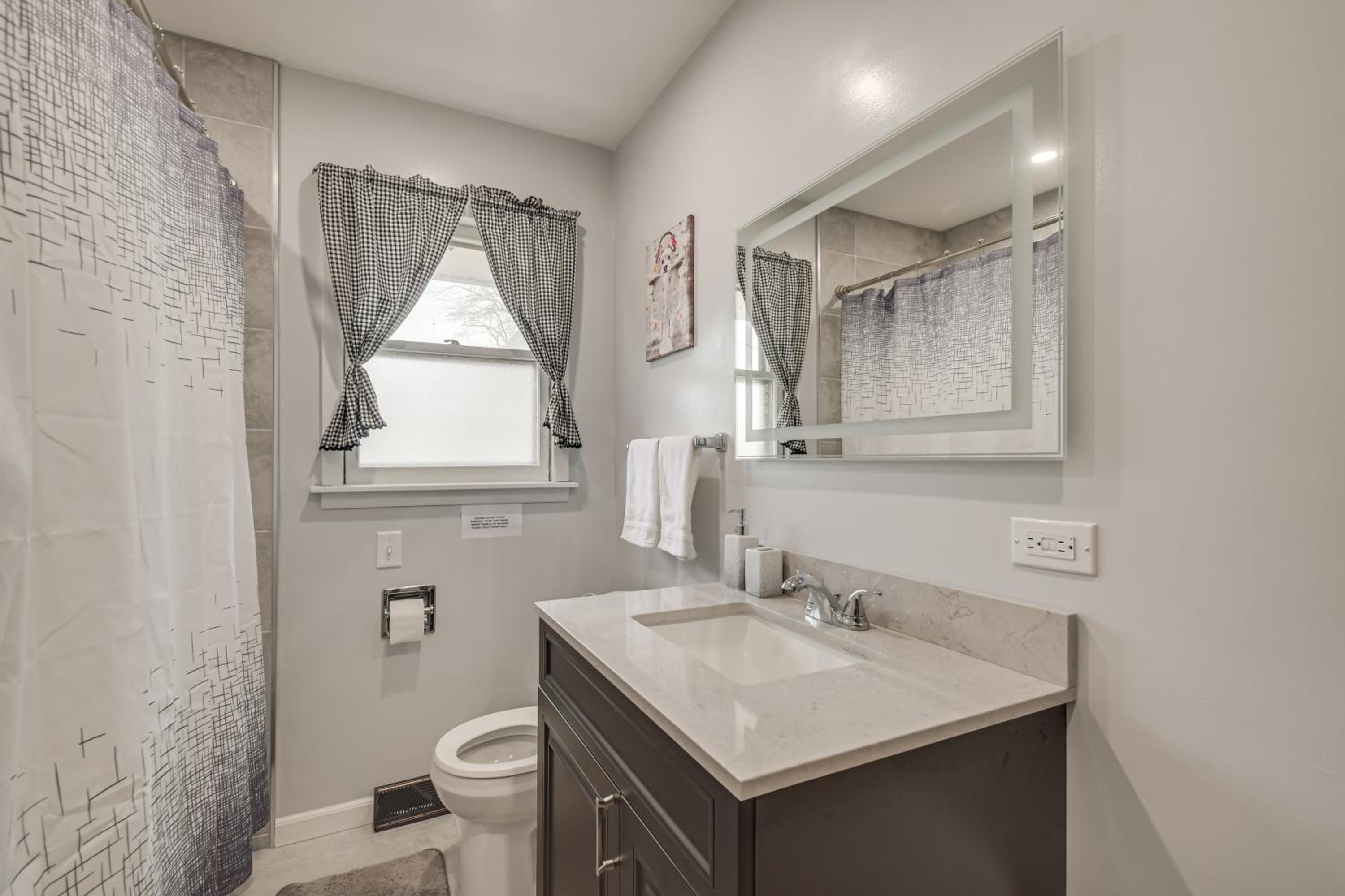1 Mi to Rock Riverfront Family-Friendly Retreat!
