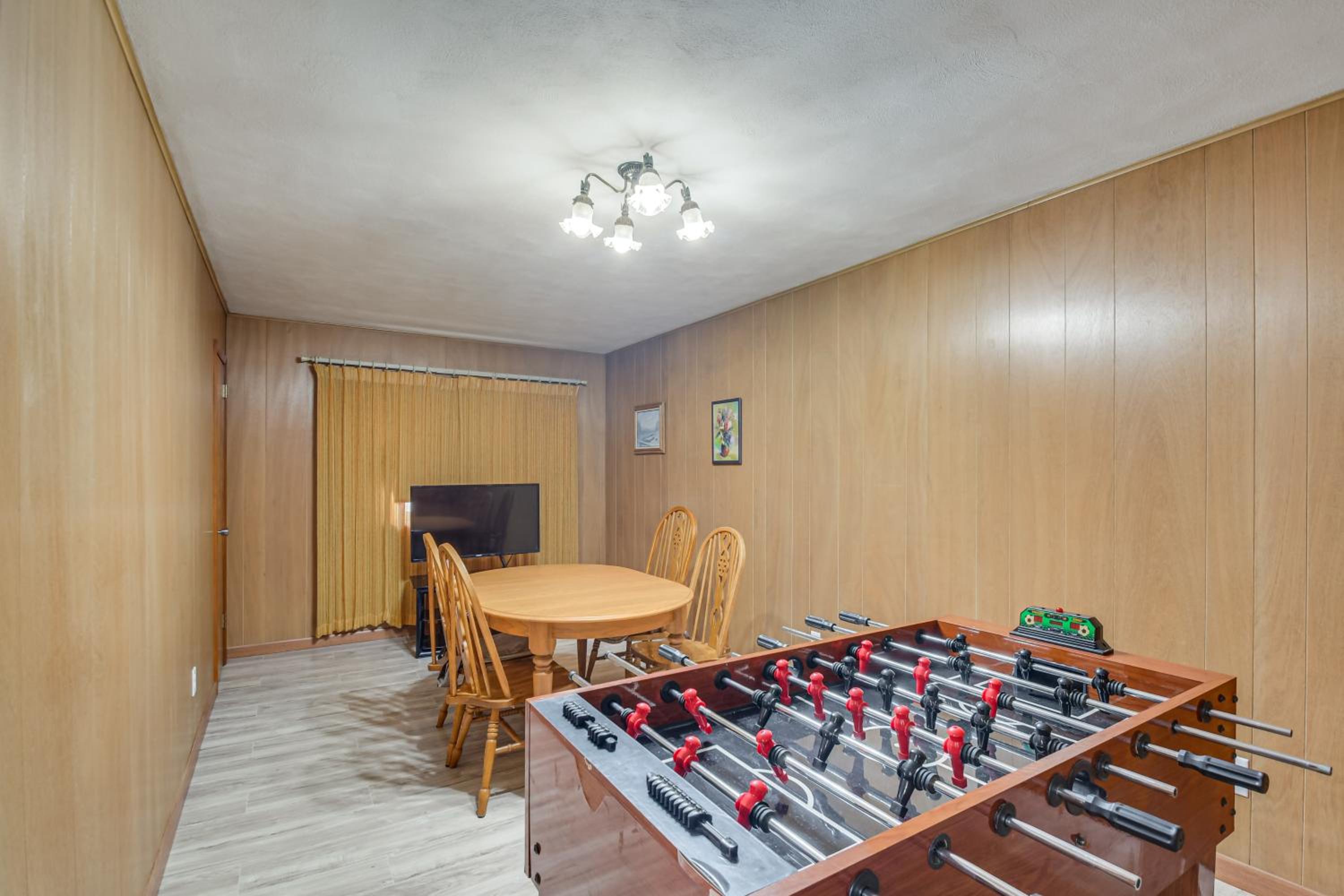 1 Mi to Rock Riverfront Family-Friendly Retreat!
