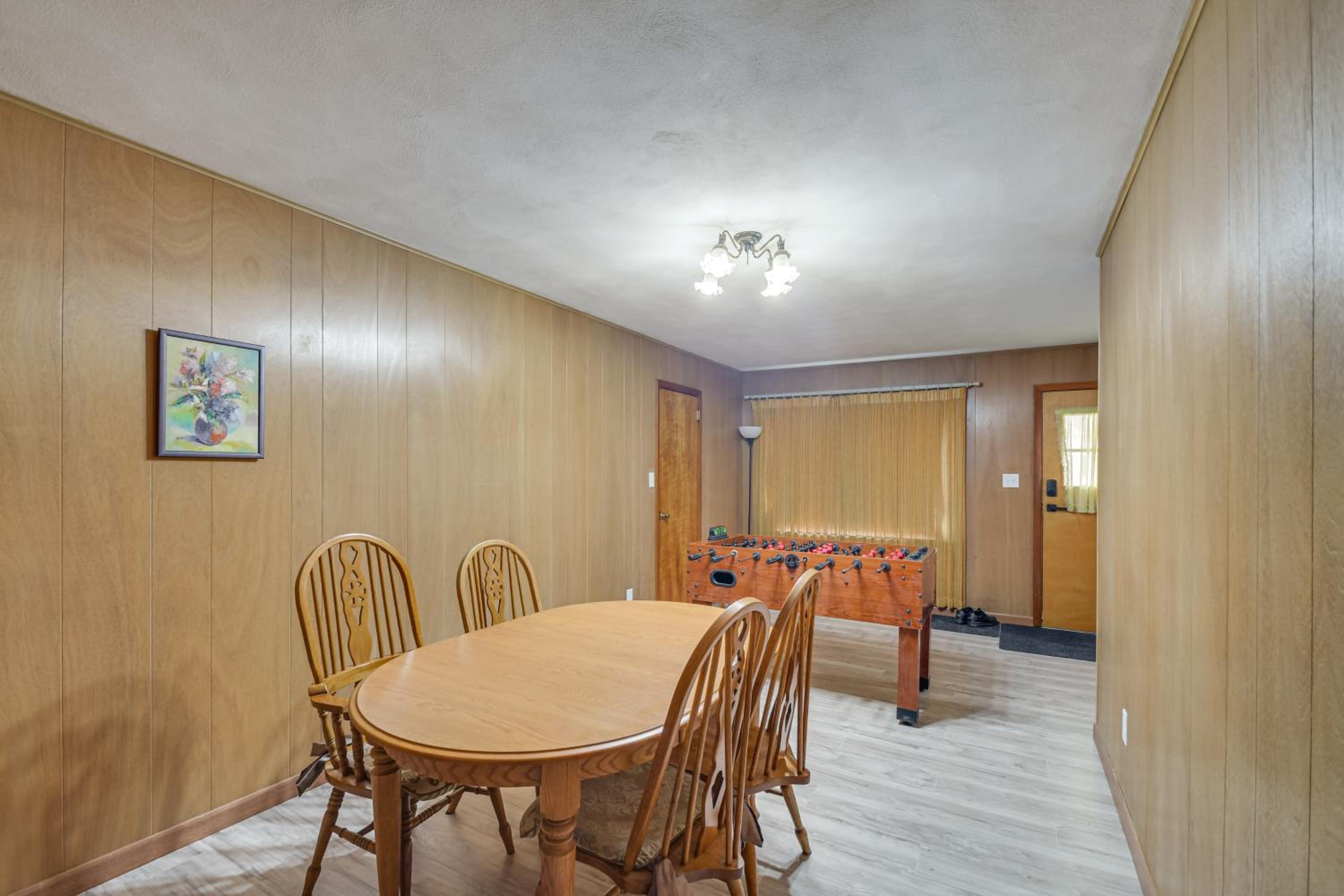 1 Mi to Rock Riverfront Family-Friendly Retreat!