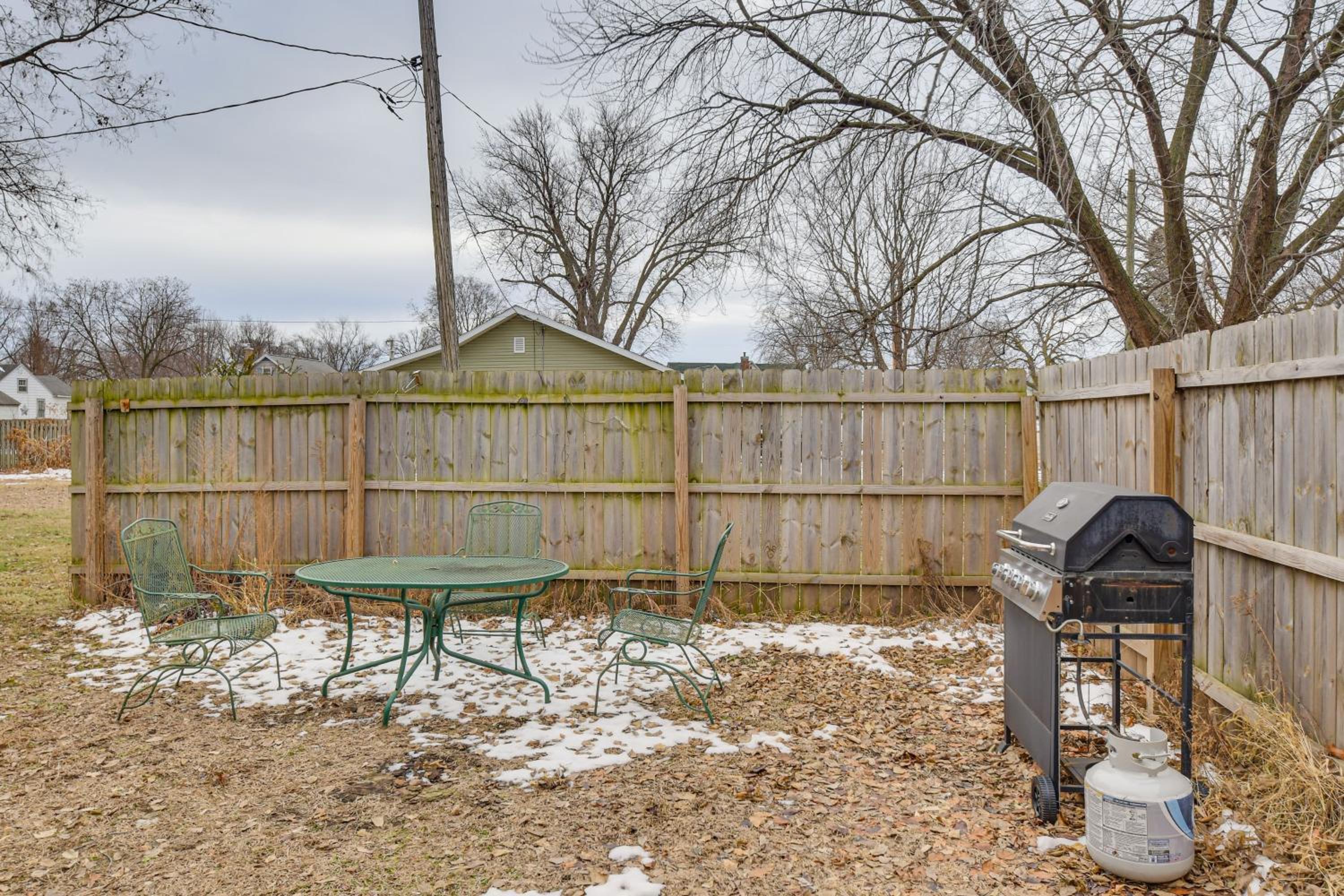 1 Mi to Rock Riverfront Family-Friendly Retreat!