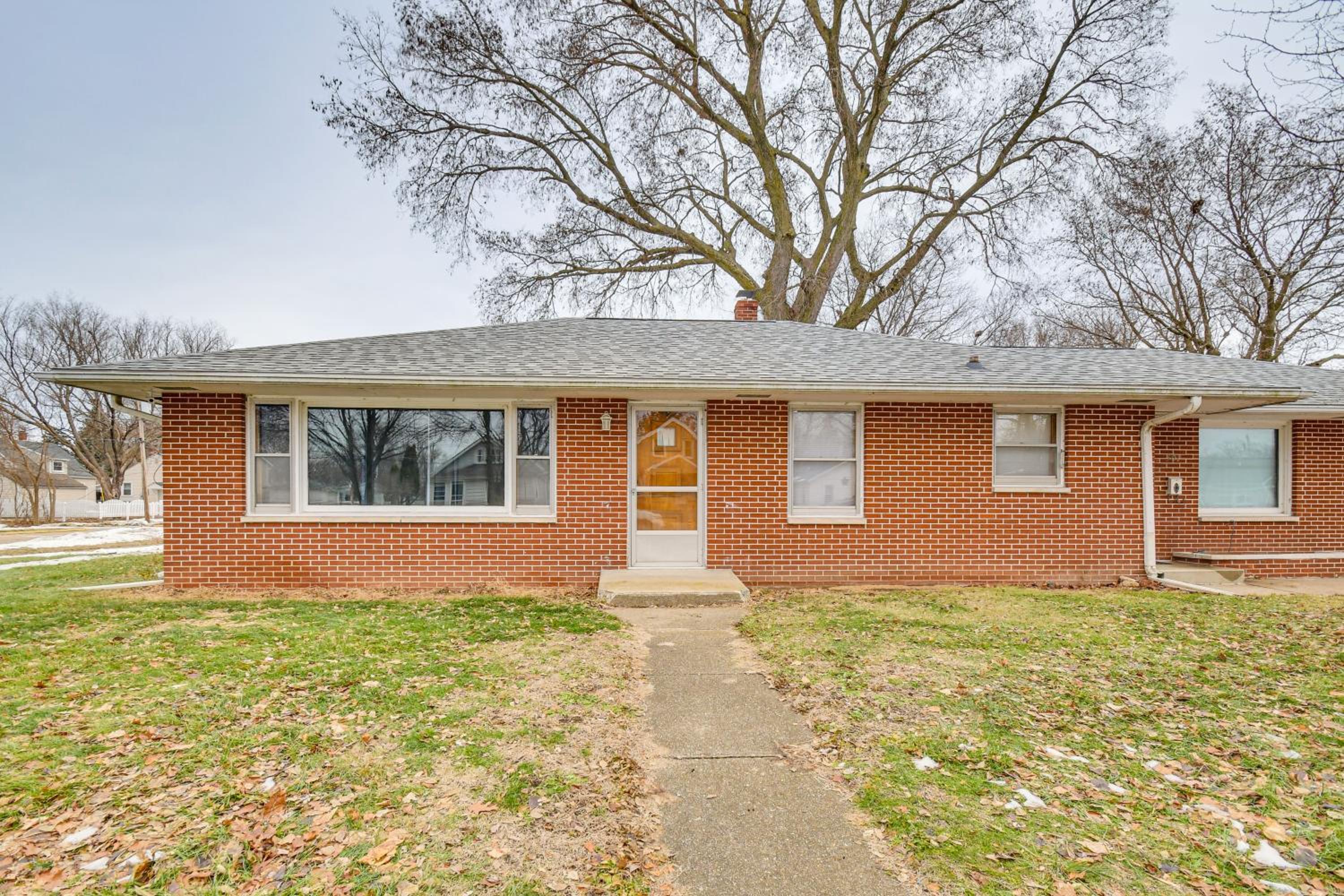 1 Mi to Rock Riverfront Family-Friendly Retreat!