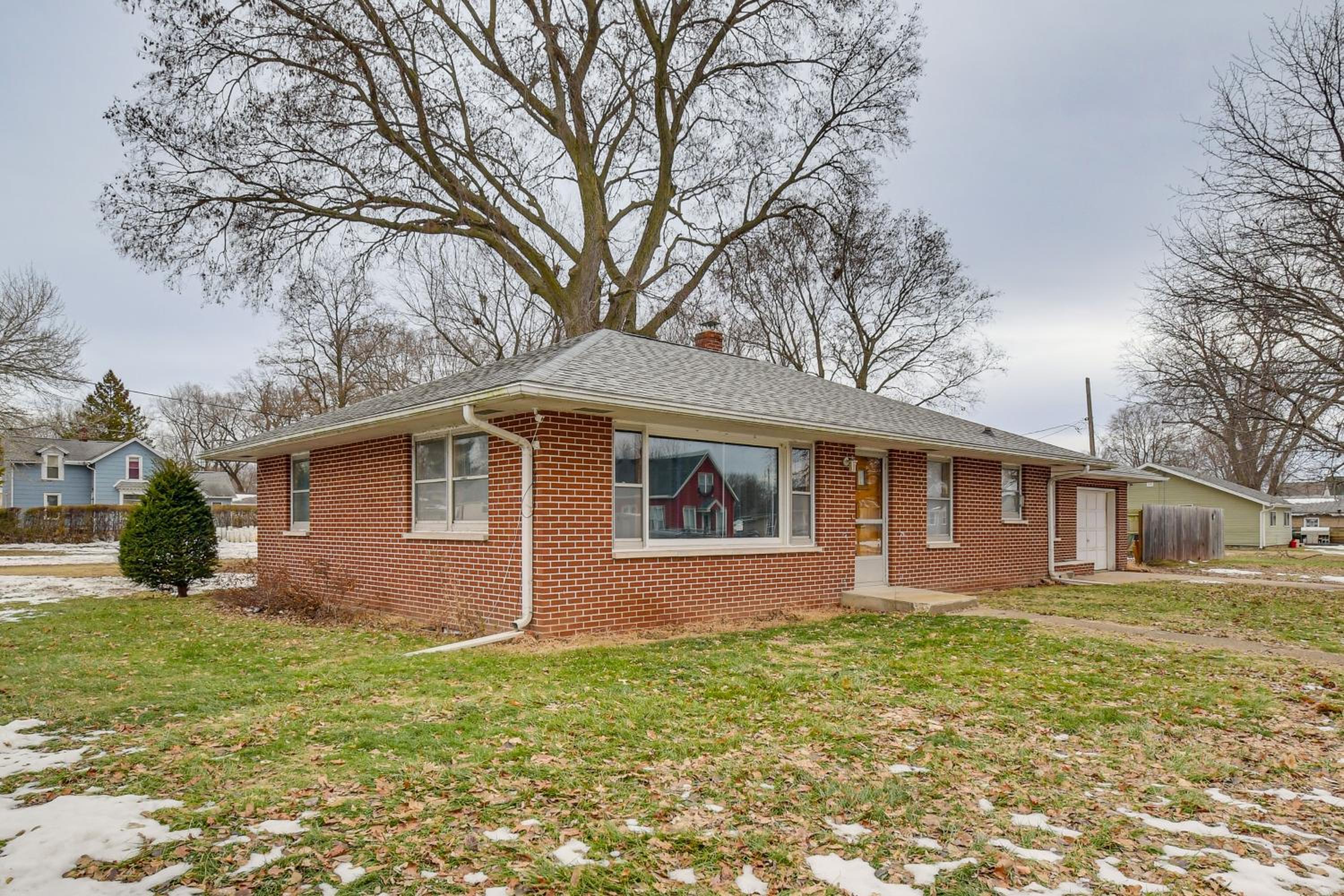1 Mi to Rock Riverfront Family-Friendly Retreat!
