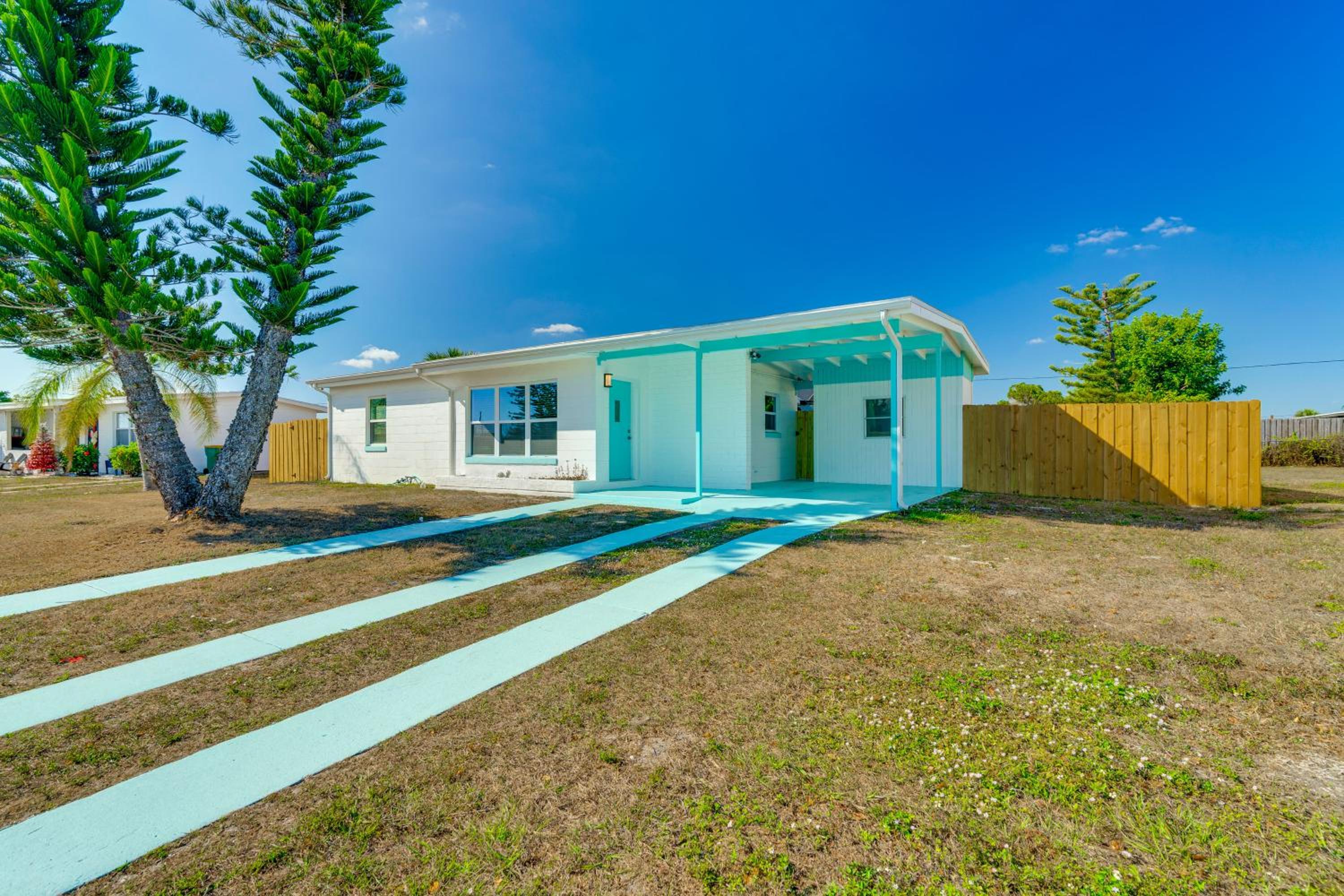 4 Mi to Beach! Sleek Getaway in Port Charlotte