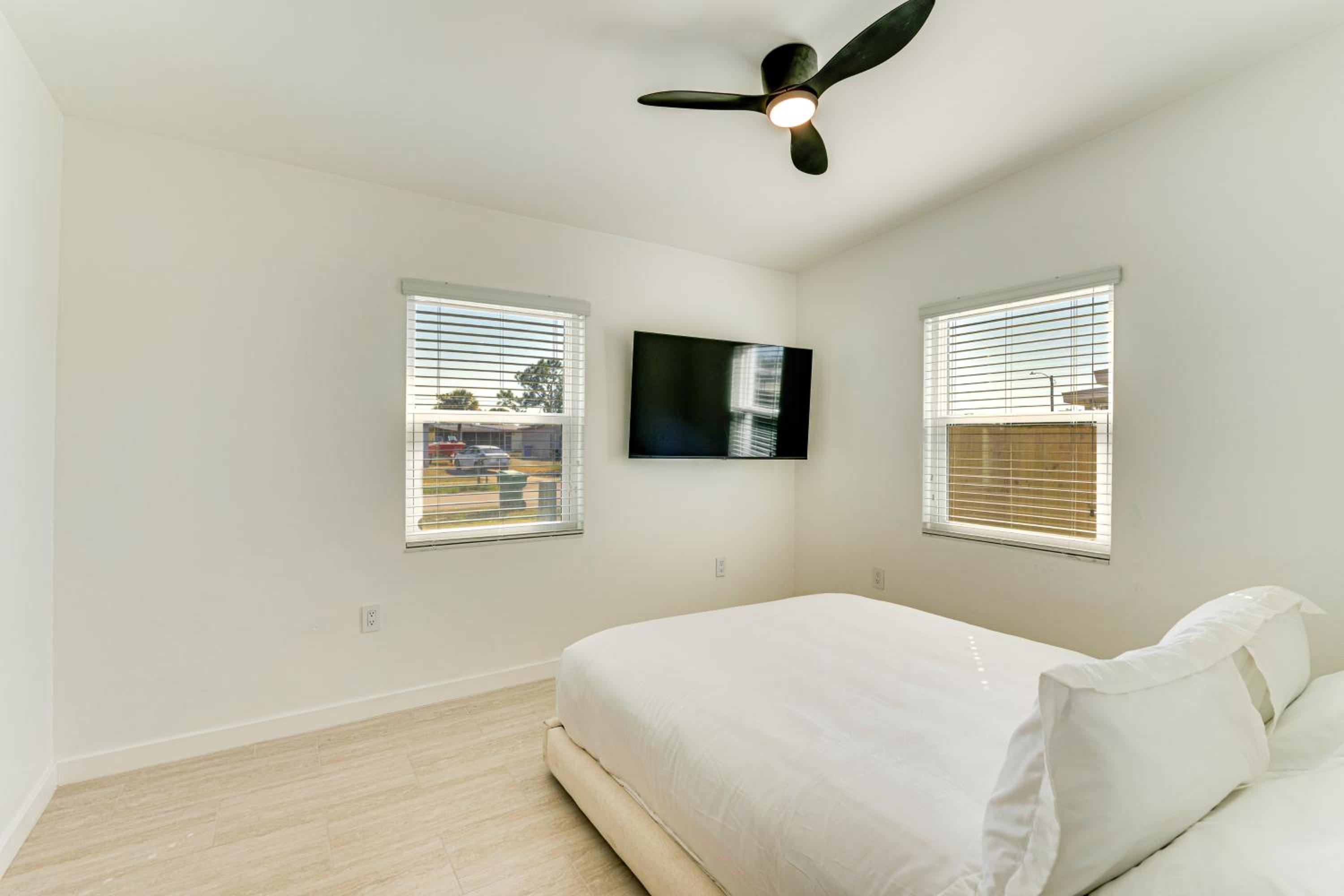 4 Mi to Beach! Sleek Getaway in Port Charlotte