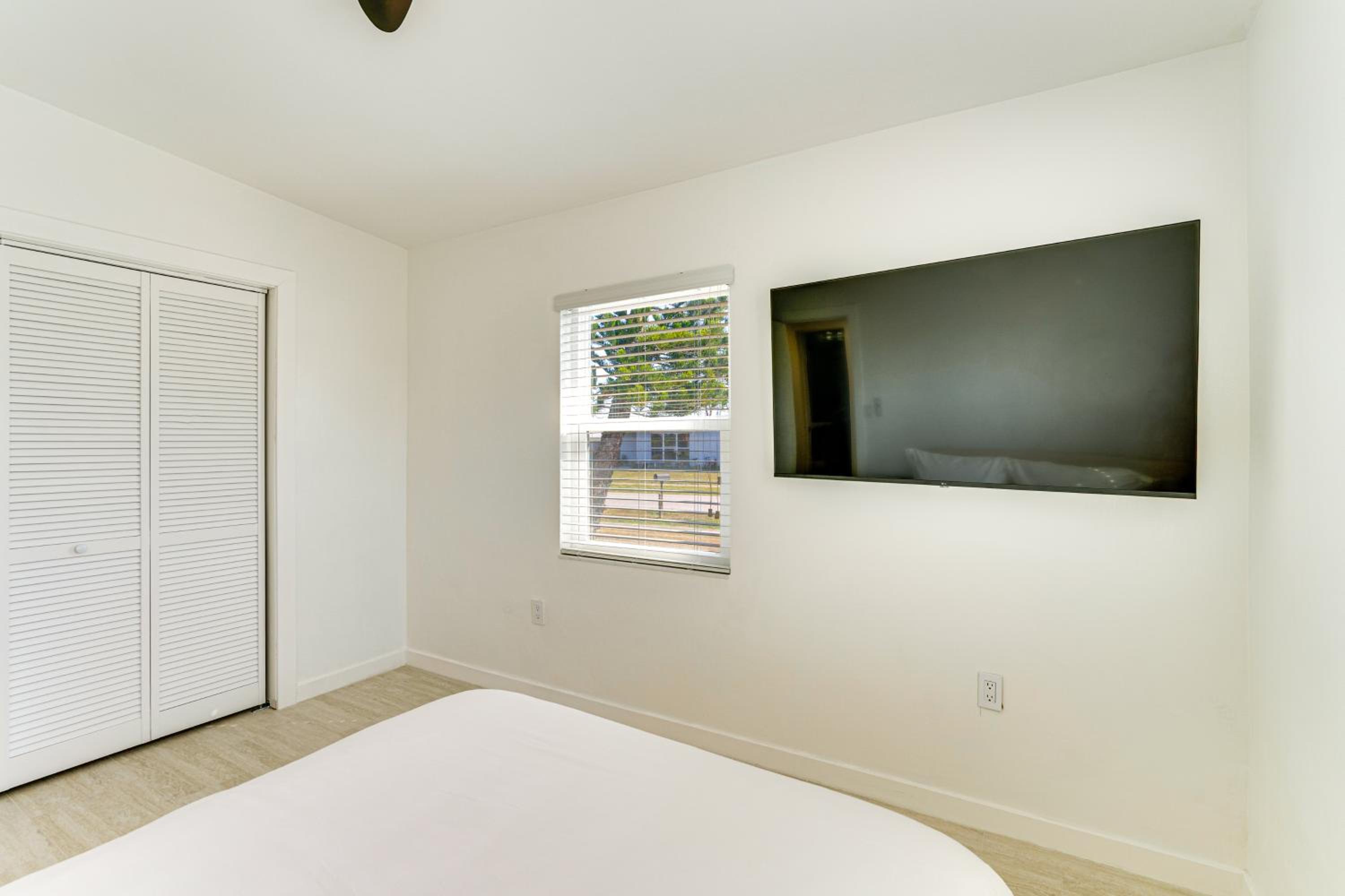 4 Mi to Beach! Sleek Getaway in Port Charlotte