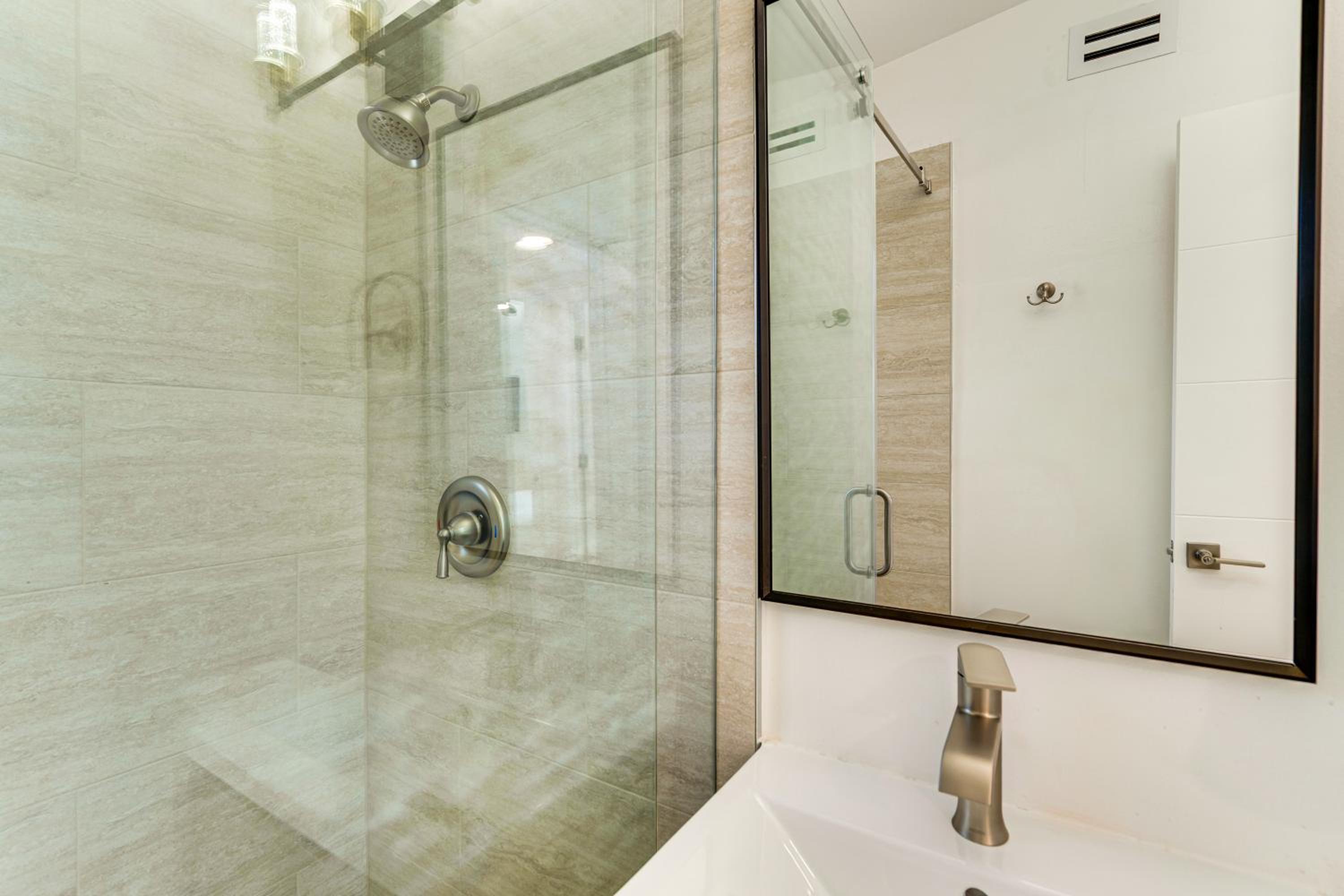 4 Mi to Beach! Sleek Getaway in Port Charlotte