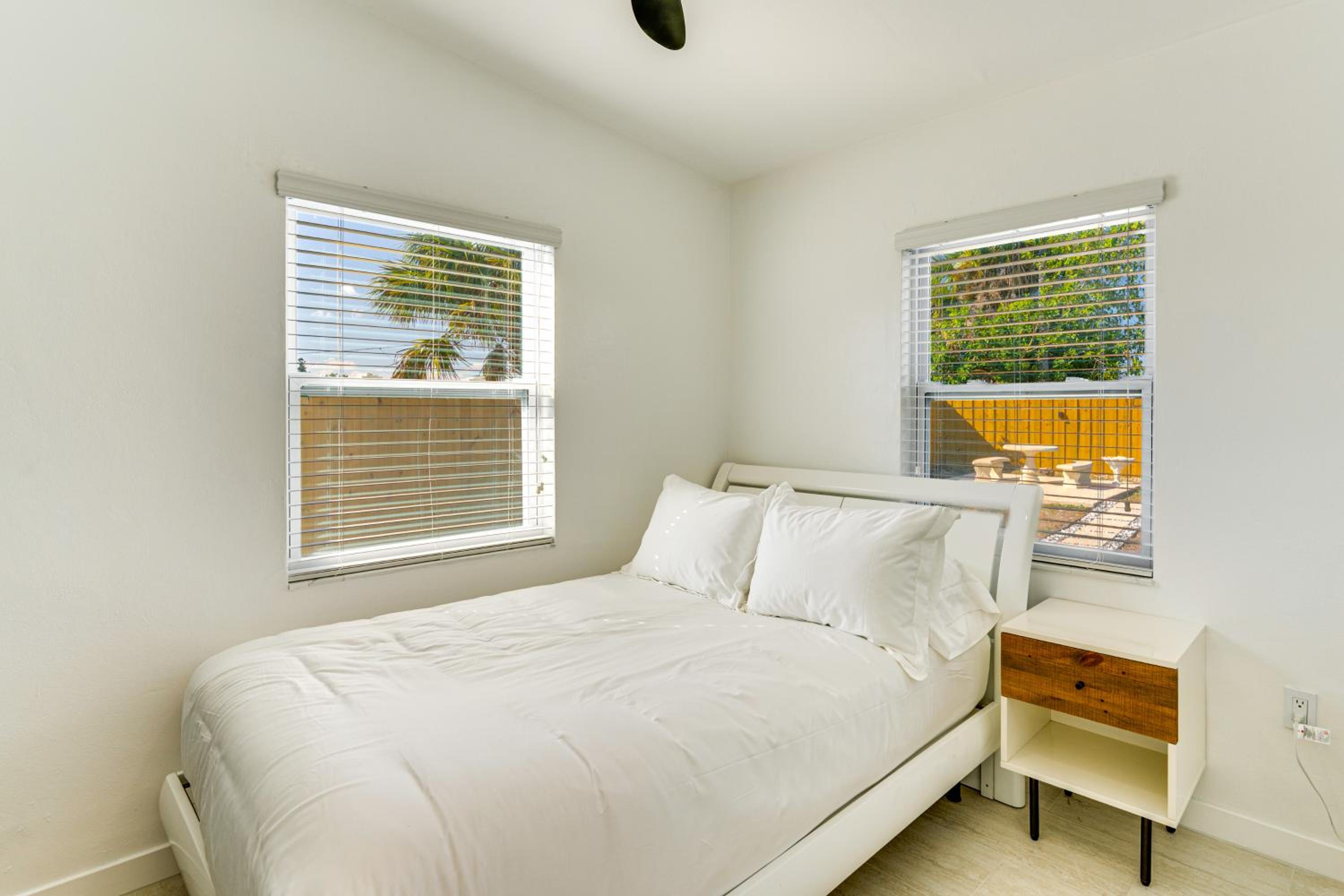 4 Mi to Beach! Sleek Getaway in Port Charlotte