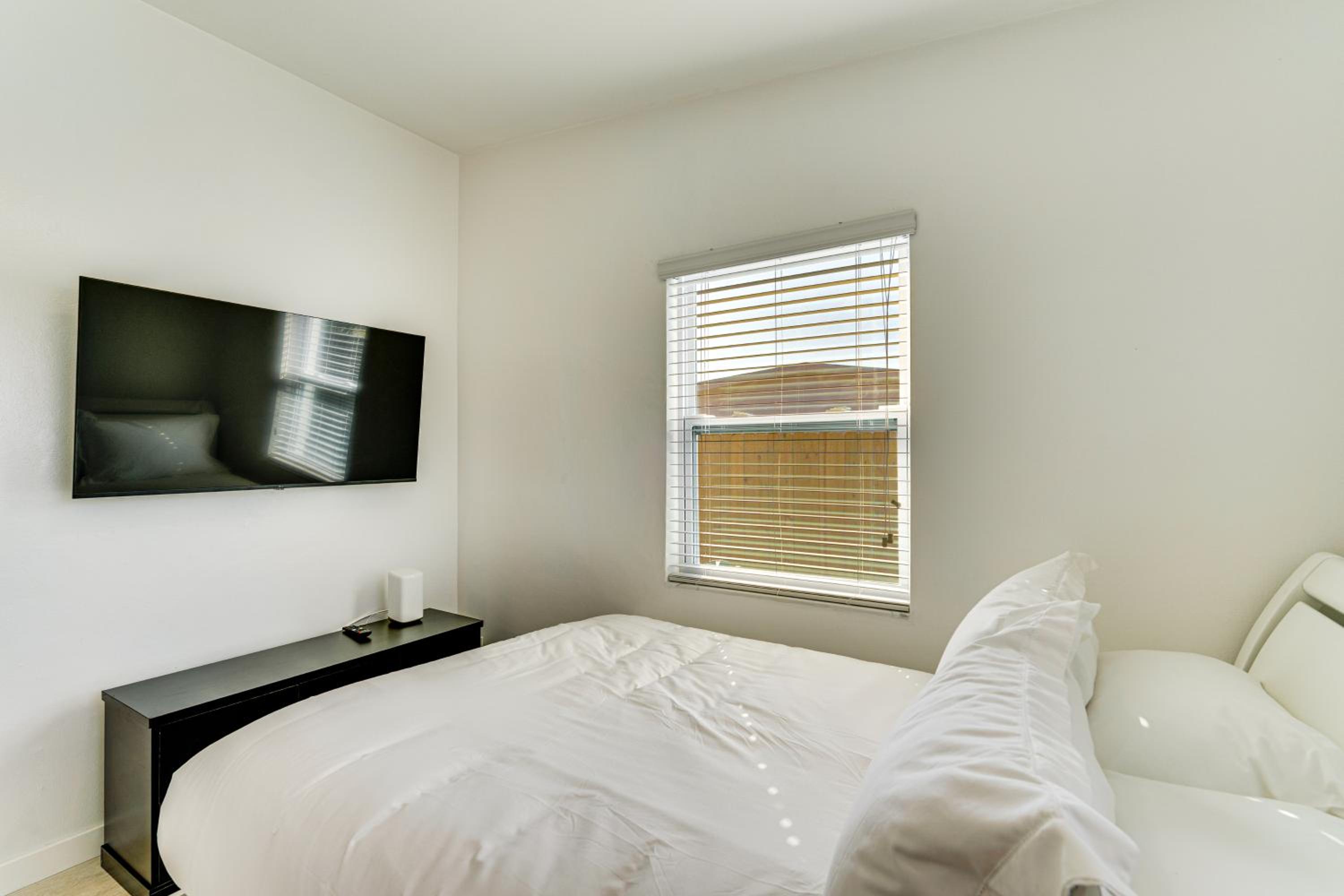 4 Mi to Beach! Sleek Getaway in Port Charlotte