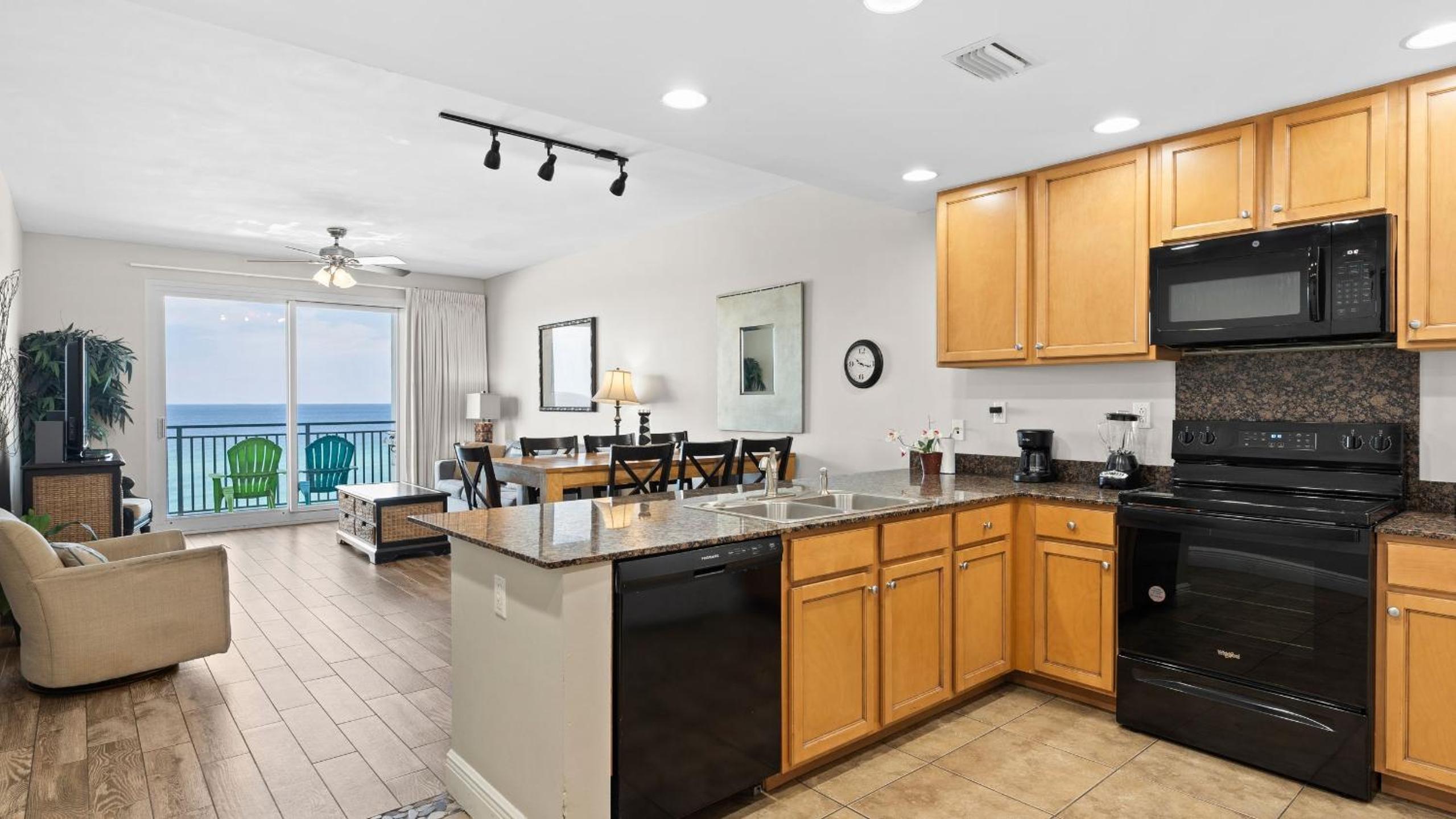 2 Beachfront Condos BBQ Balconies Resort Pool Hot Tub Direct Beach Access