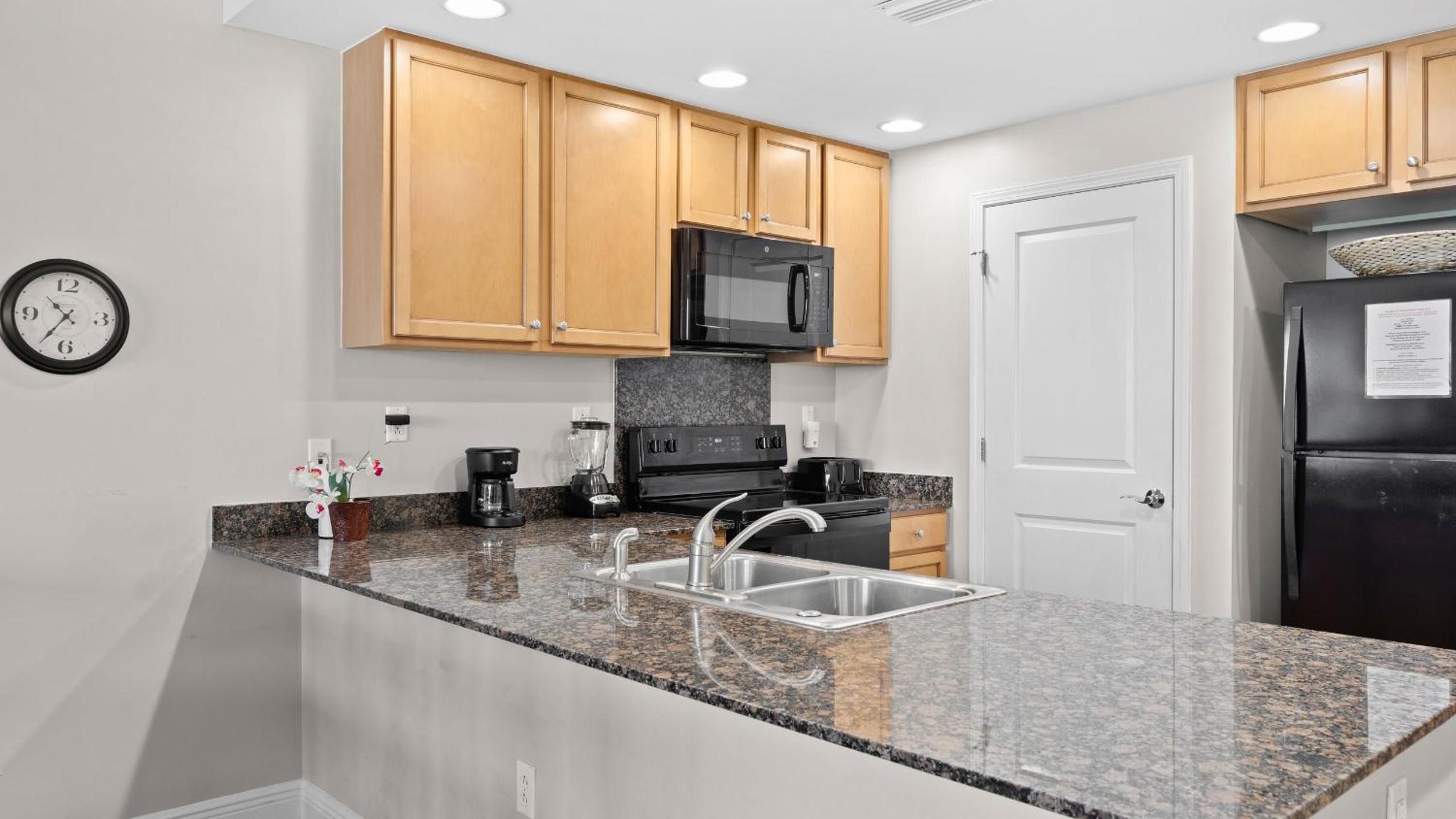 2 Beachfront Condos BBQ Balconies Resort Pool Hot Tub Direct Beach Access