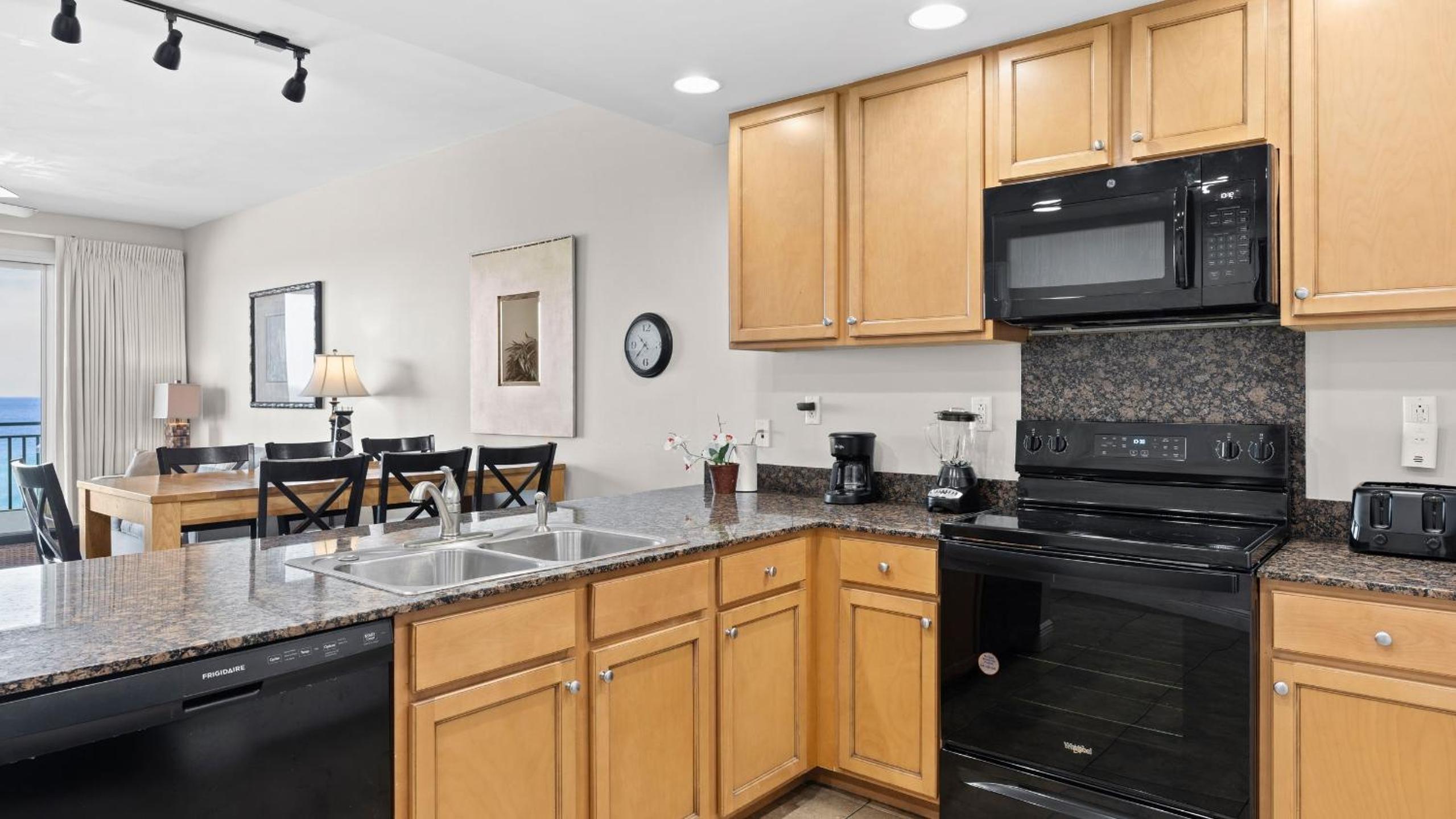 2 Beachfront Condos BBQ Balconies Resort Pool Hot Tub Direct Beach Access