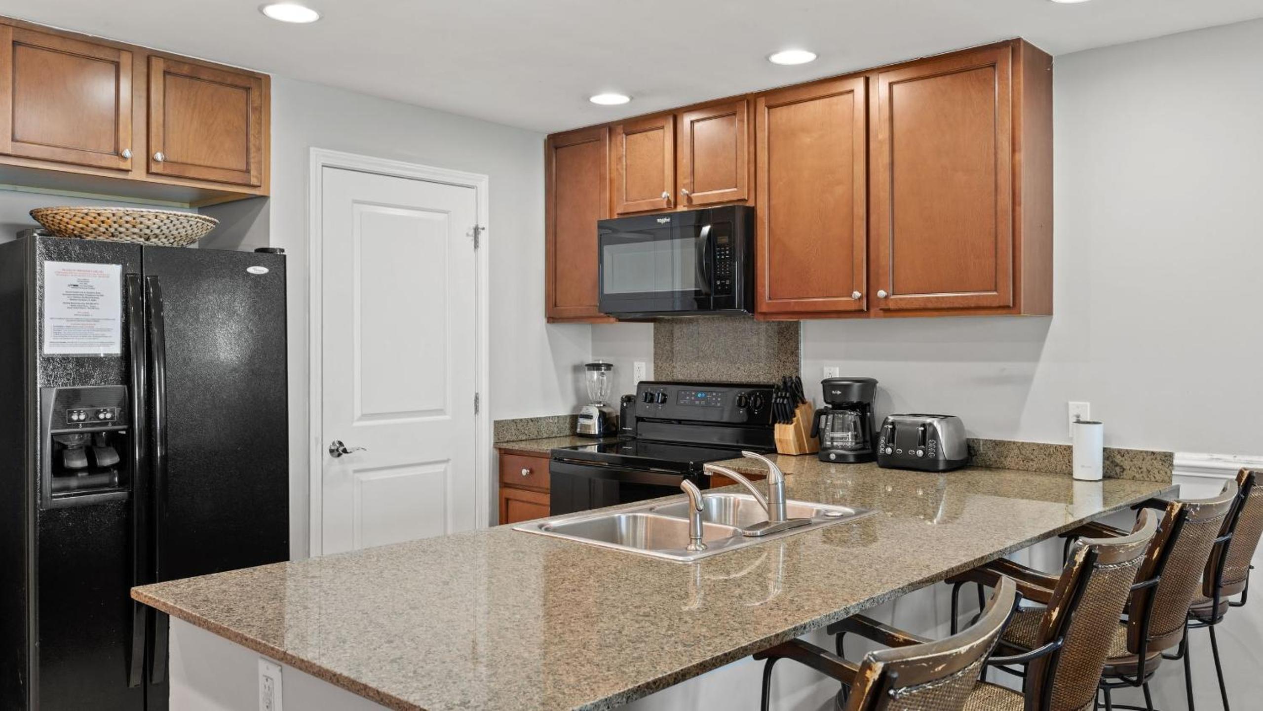 2 Beachfront Condos BBQ Balconies Resort Pool Hot Tub Direct Beach Access