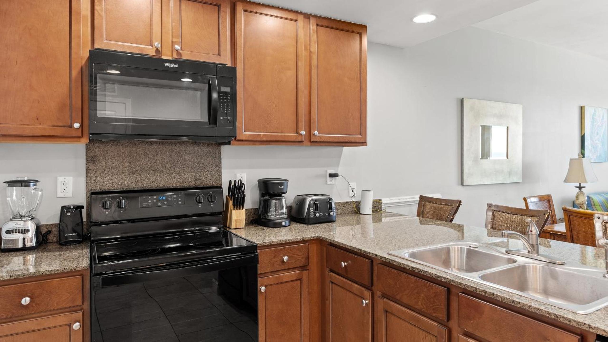 2 Beachfront Condos BBQ Balconies Resort Pool Hot Tub Direct Beach Access