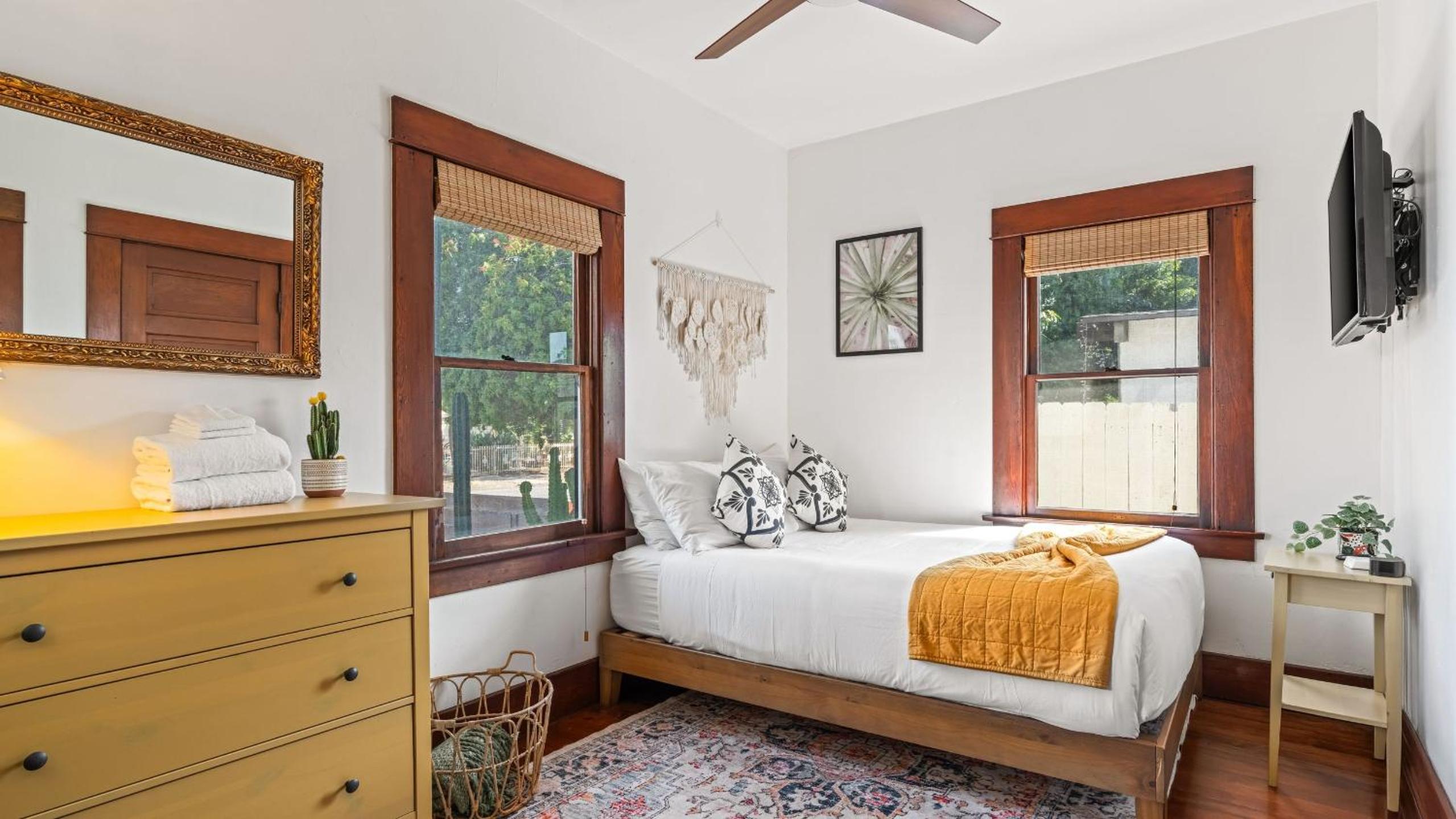 Classic San Diego Home w Outdoor Lounge Vintage Charm Casa Craftsman by Avantstay