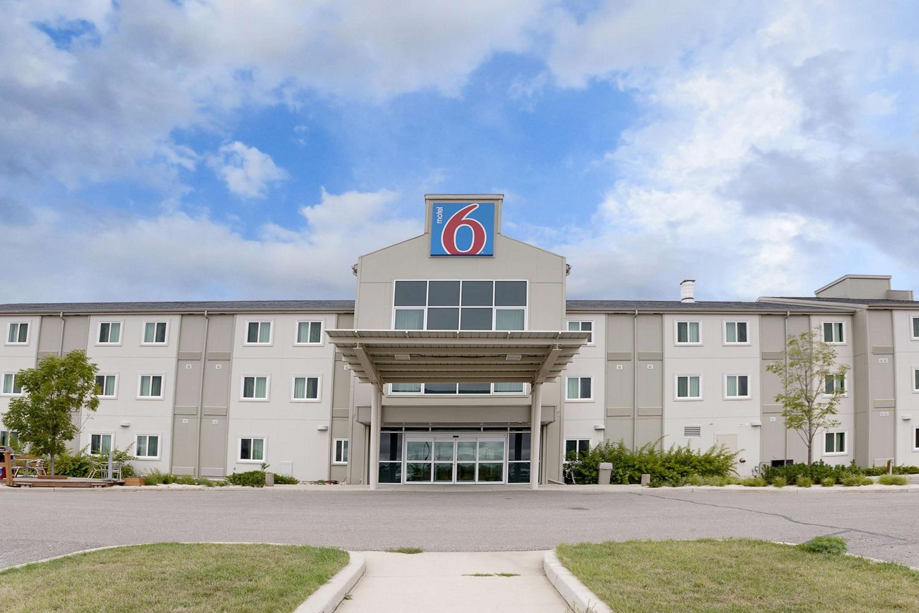 Brandon Vacations - Motel 6-Brandon, MB - Property Image 8