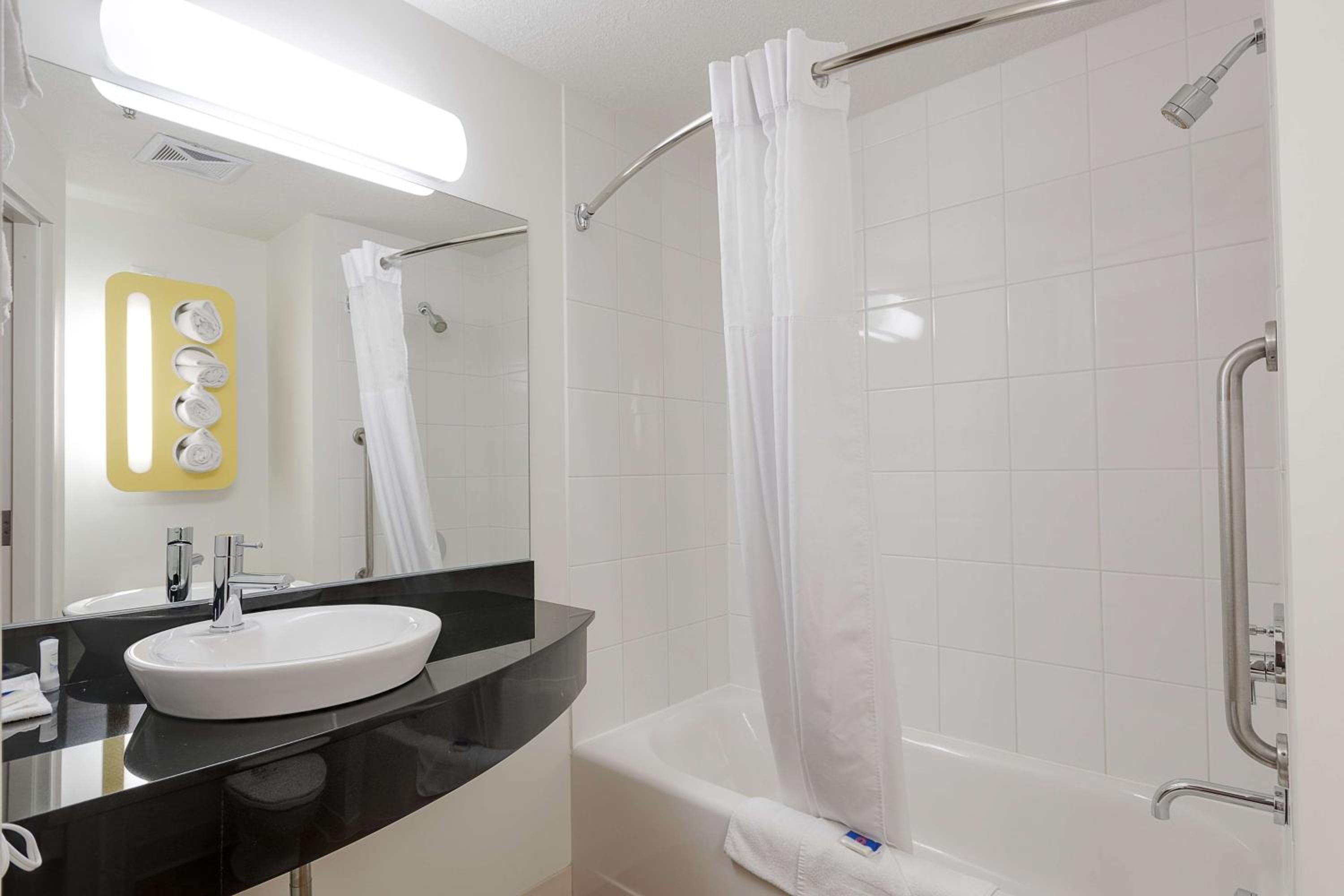 Brandon Vacations - Motel 6-Brandon, MB - Property Image 6