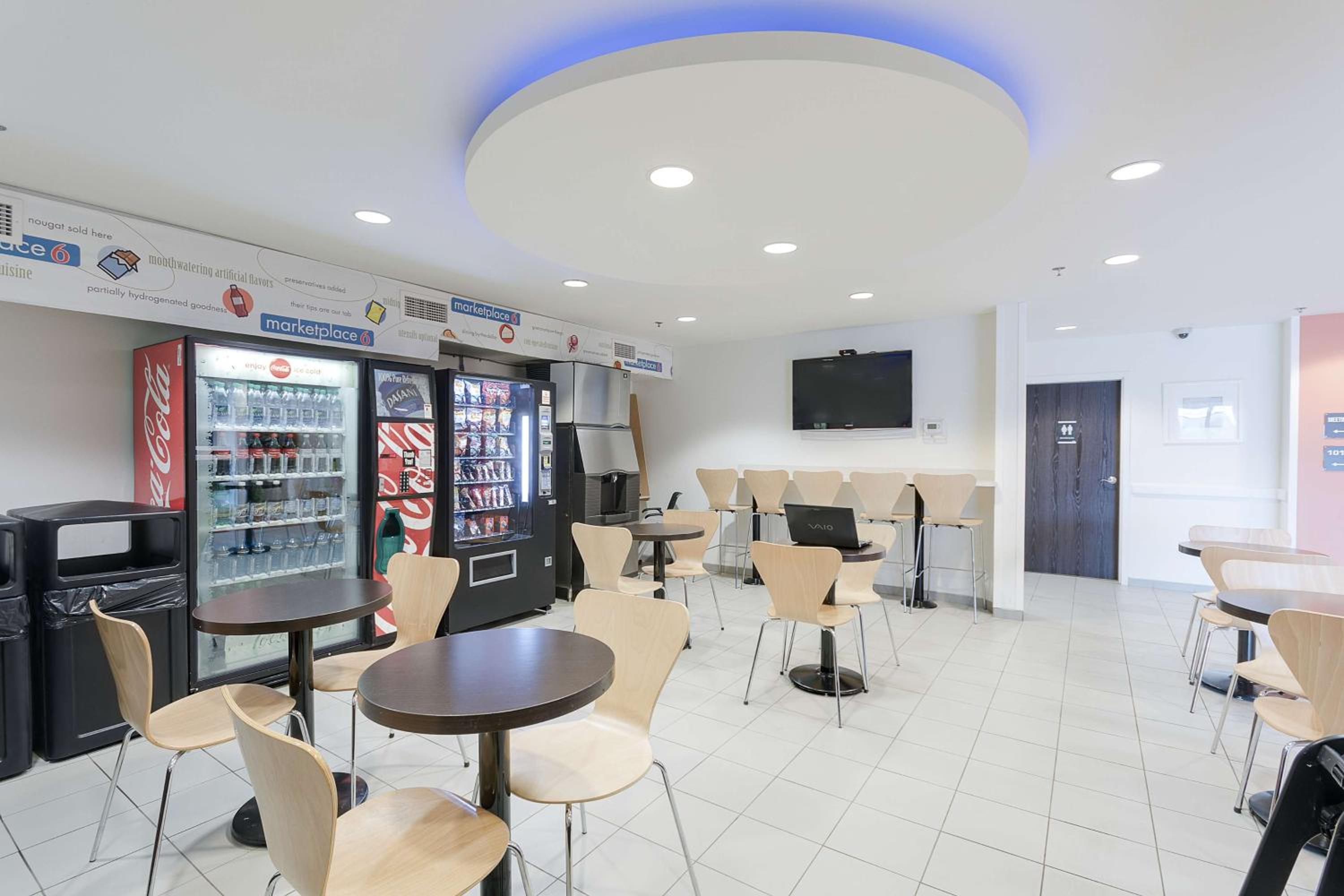 Brandon Vacations - Motel 6-Brandon, MB - Property Image 2