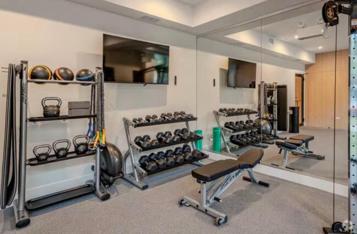 Edgewater Apt with Free Parking Gym Modern Living