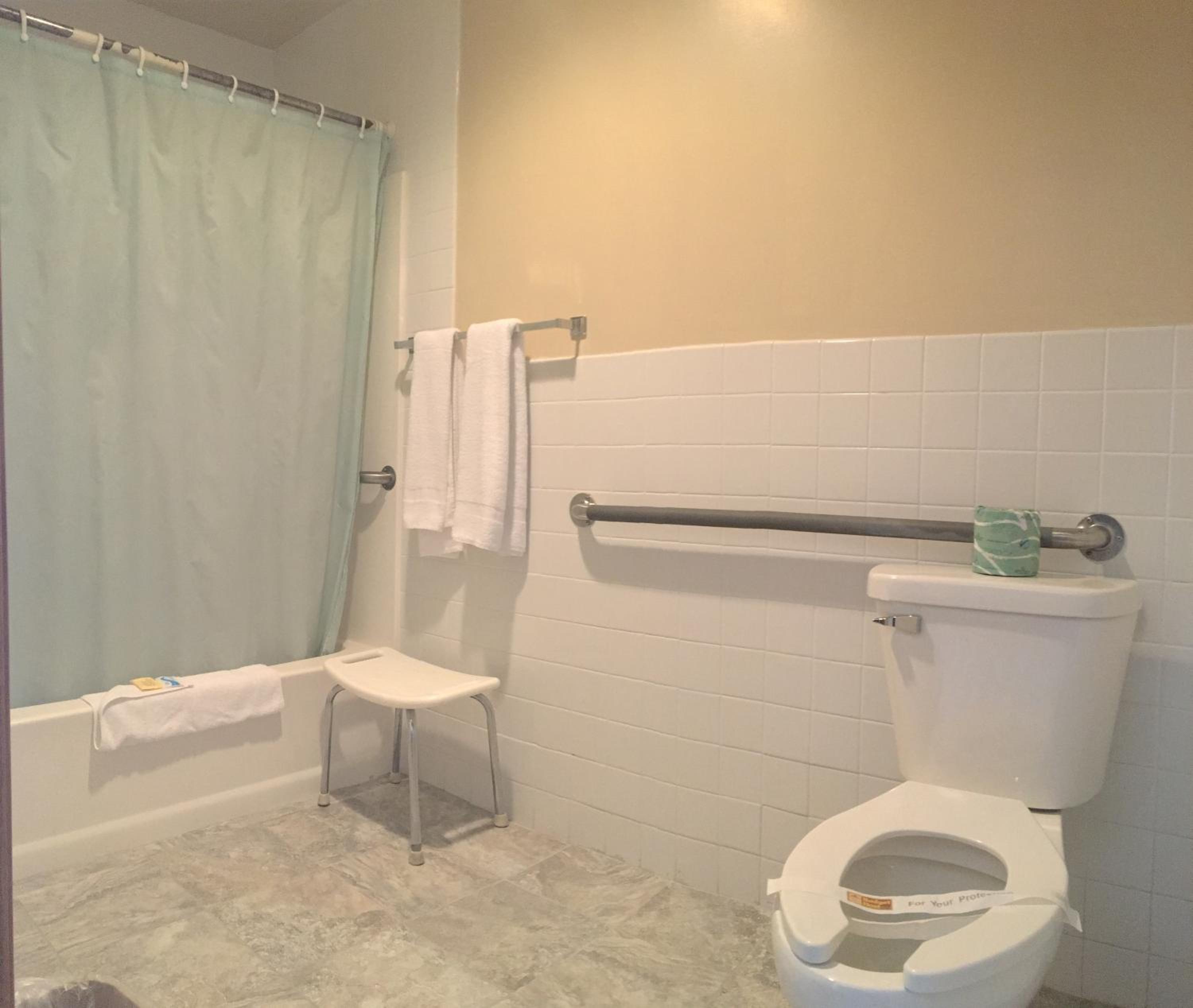 Budget Host Inn Fridley - Property Image 8