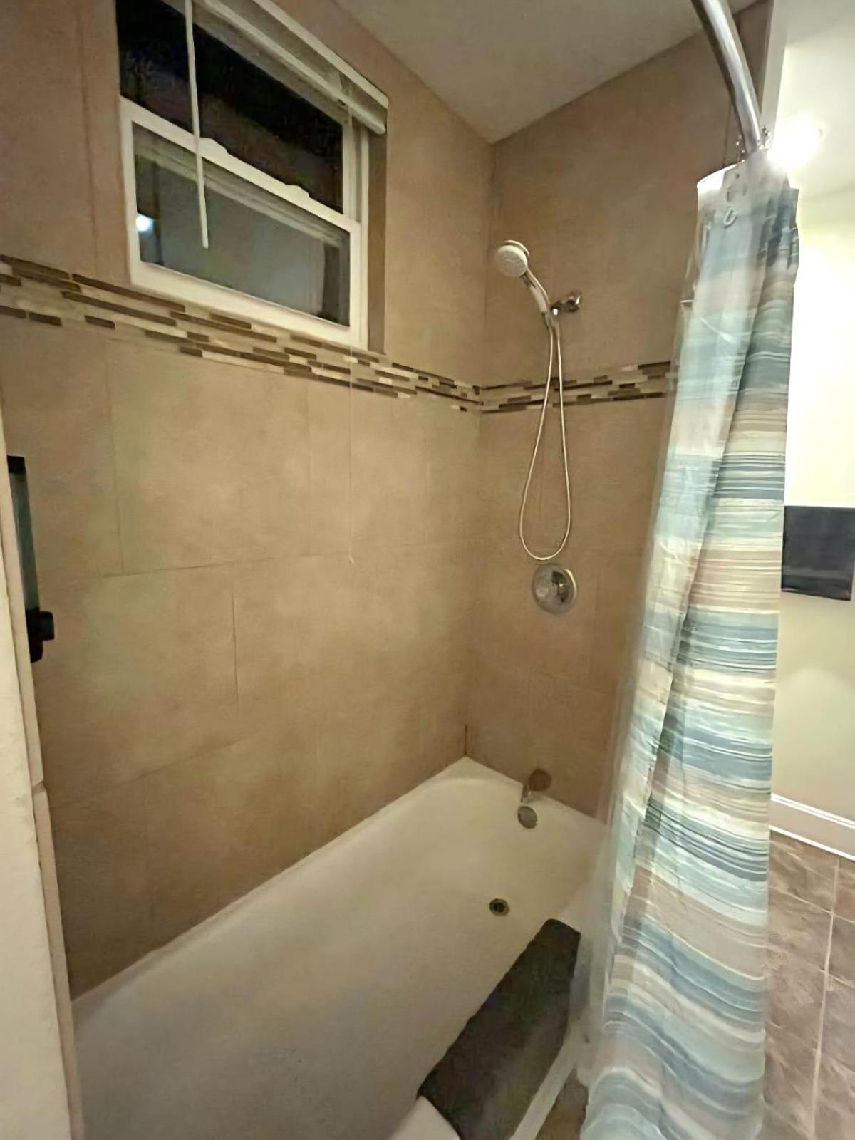 Downtown 1BR Stay Walk to Cafes & Parks