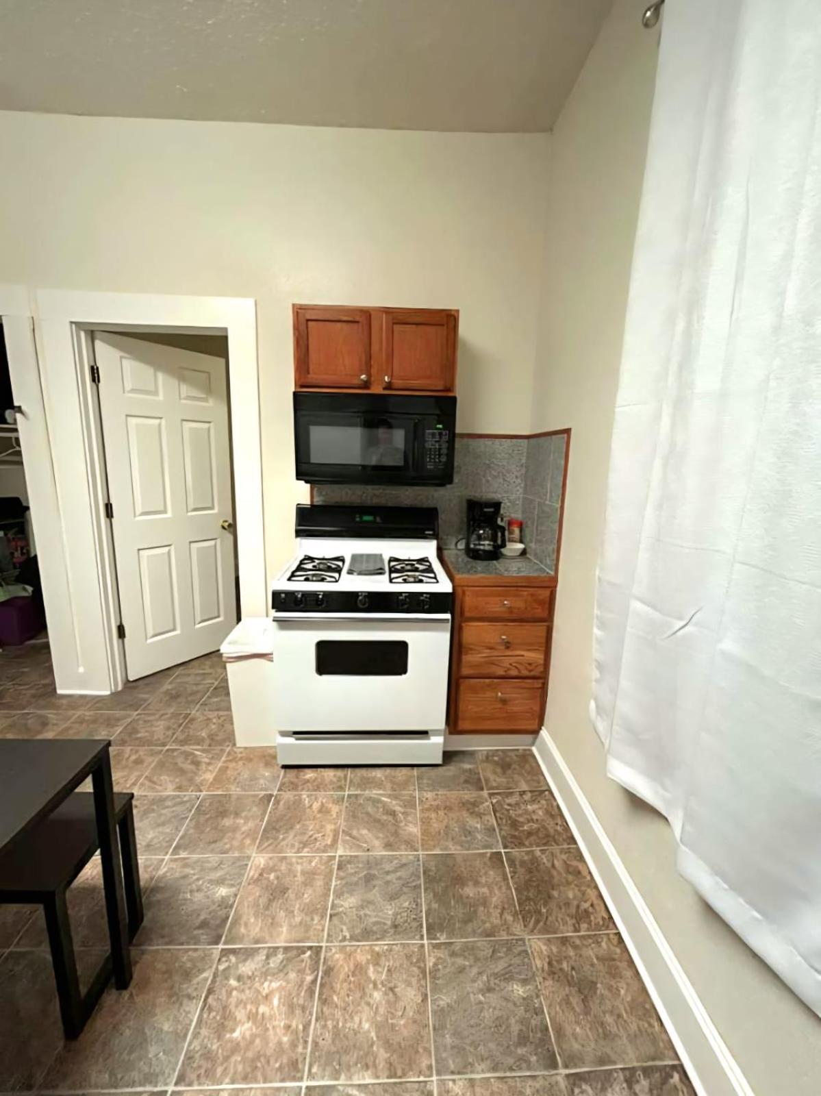 Downtown 1BR Stay Walk to Cafes & Parks