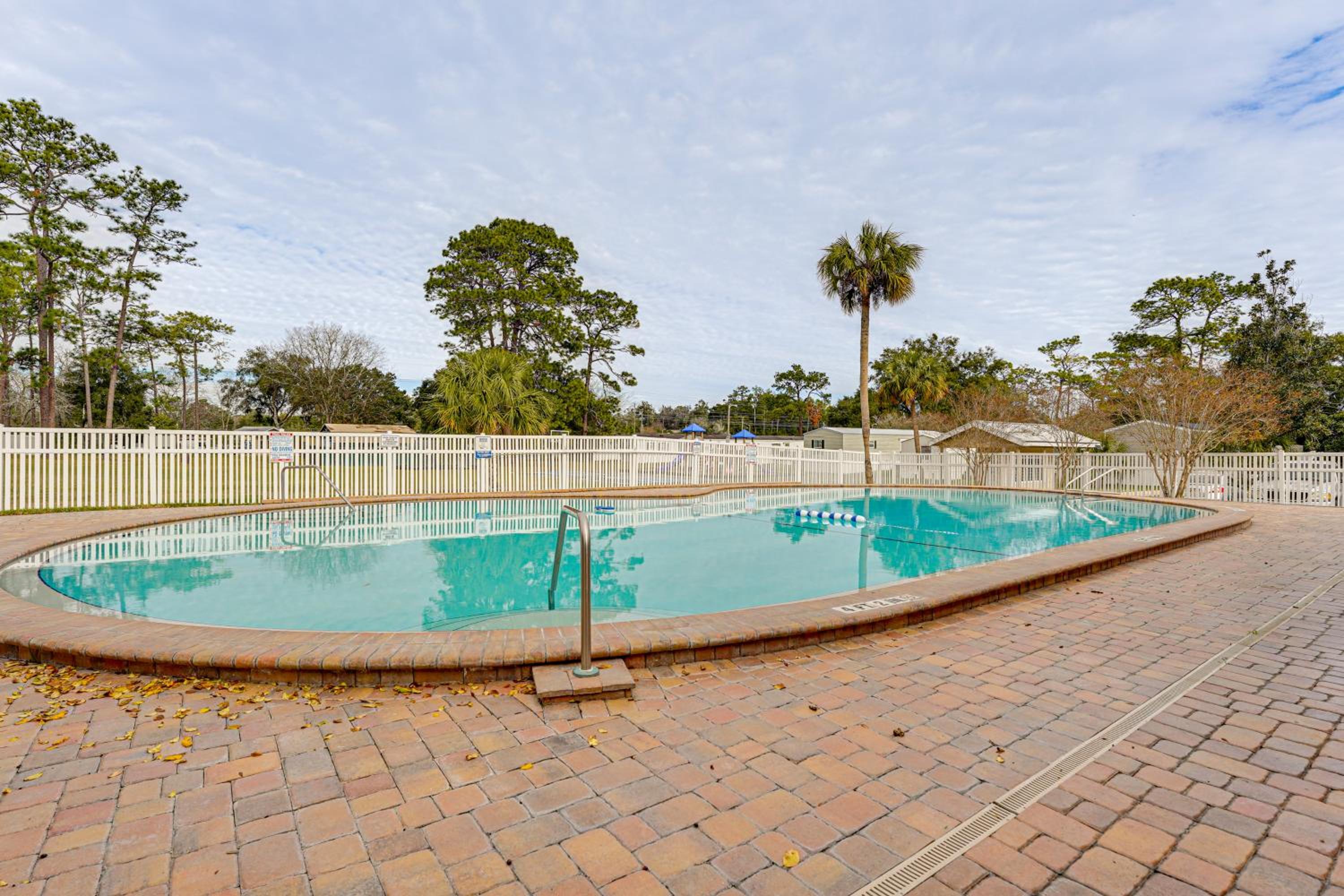 4 Mi to UF Campus! Game Day Getaway with Pool Access