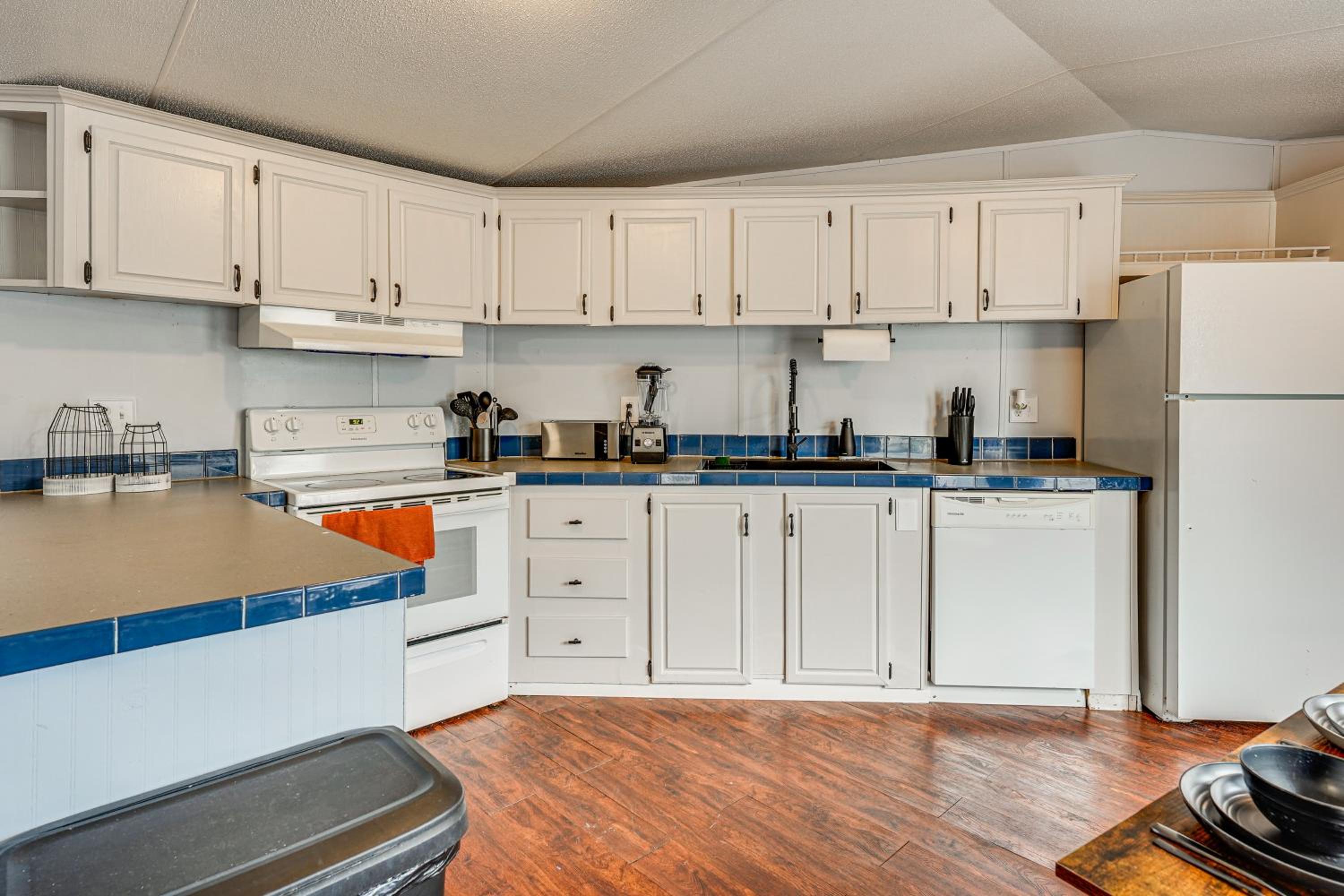 4 Mi to UF Campus! Game Day Getaway with Pool Access