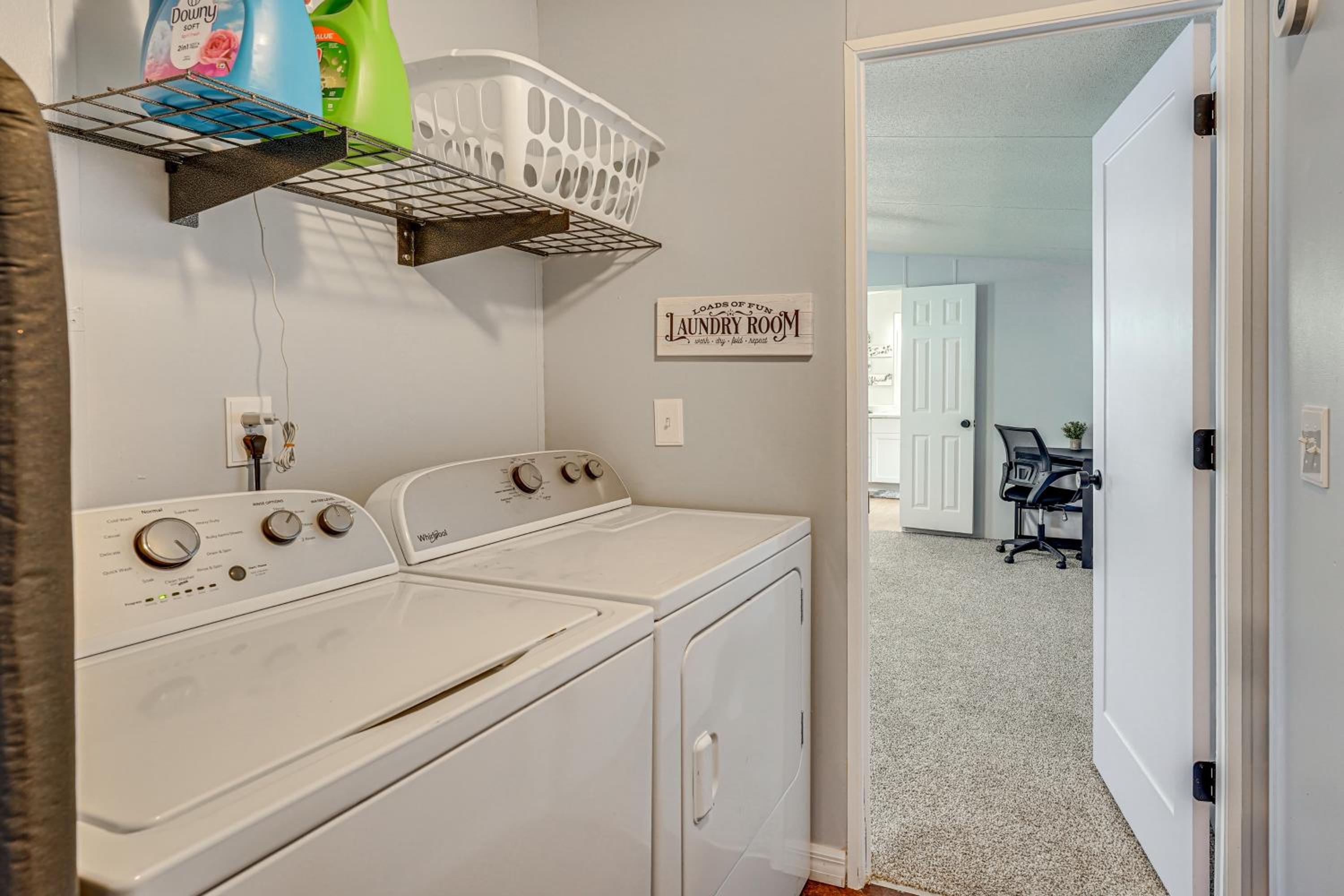 4 Mi to UF Campus! Game Day Getaway with Pool Access