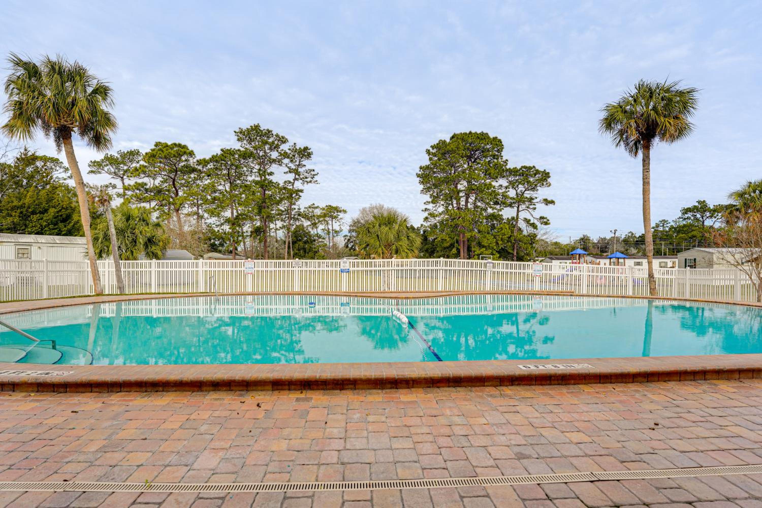 4 Mi to UF Campus! Game Day Getaway with Pool Access