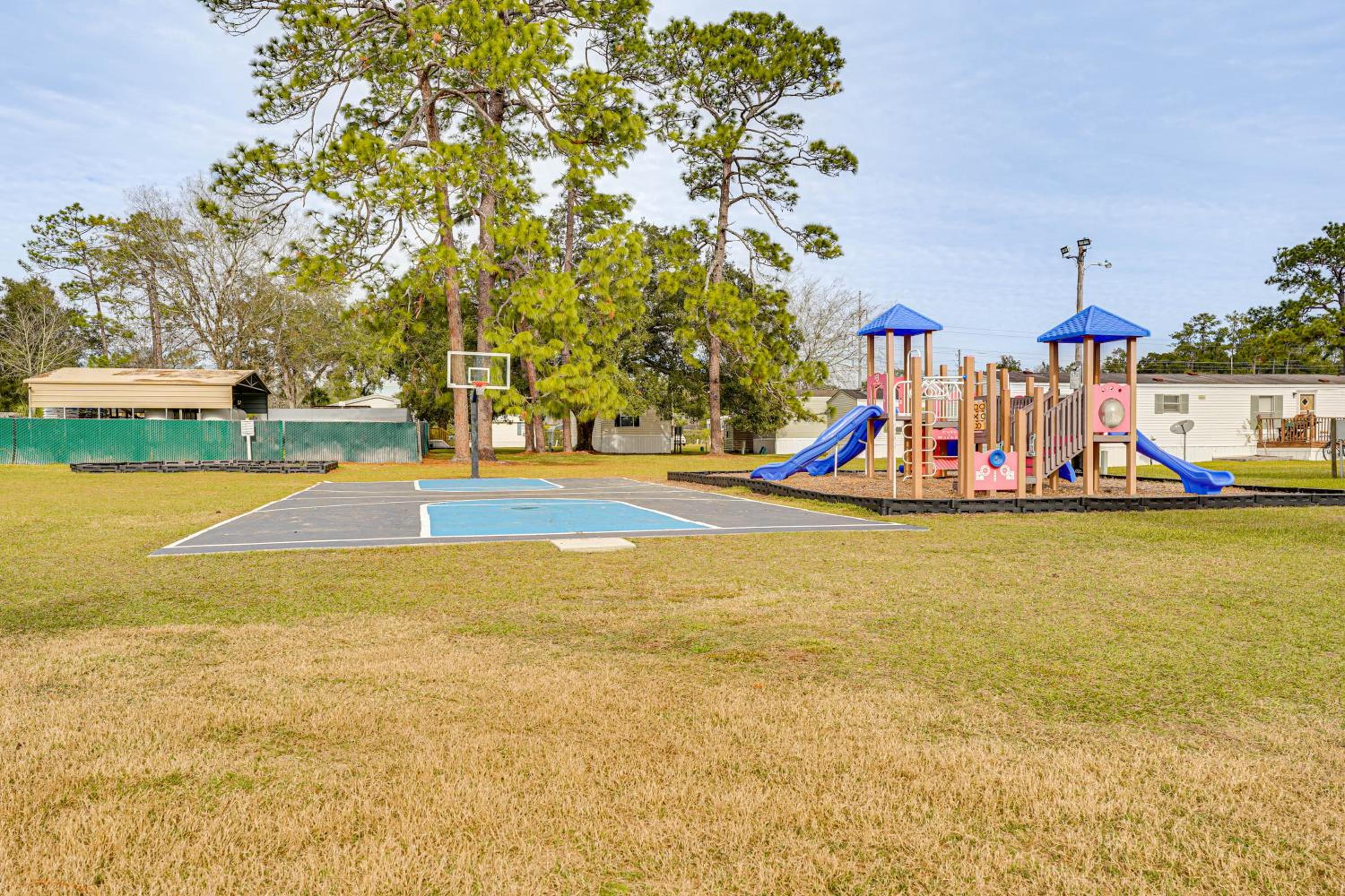 4 Mi to UF Campus! Game Day Getaway with Pool Access