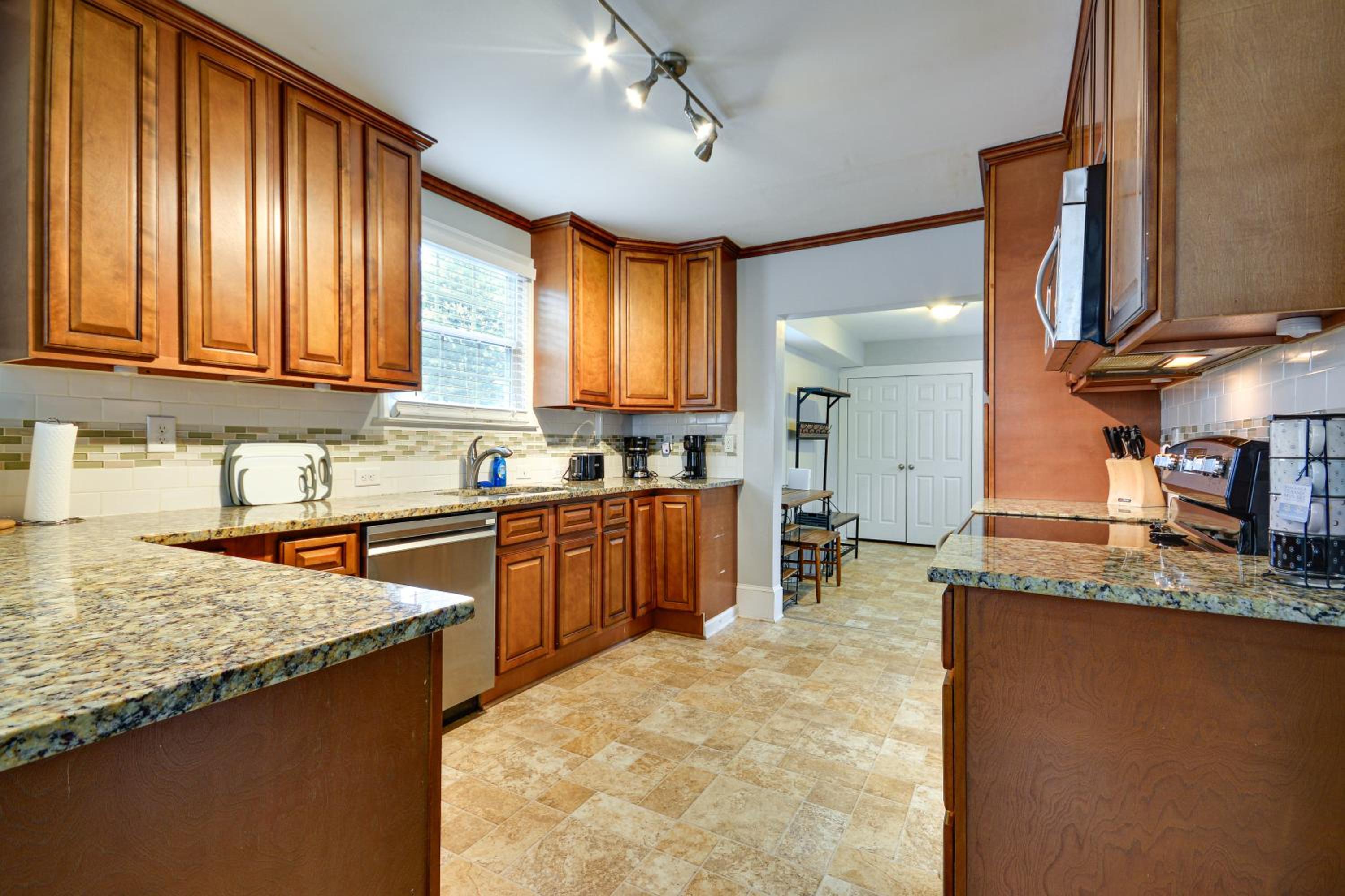 Great for Travel Nurses! Winston-Salem Gem with Yard