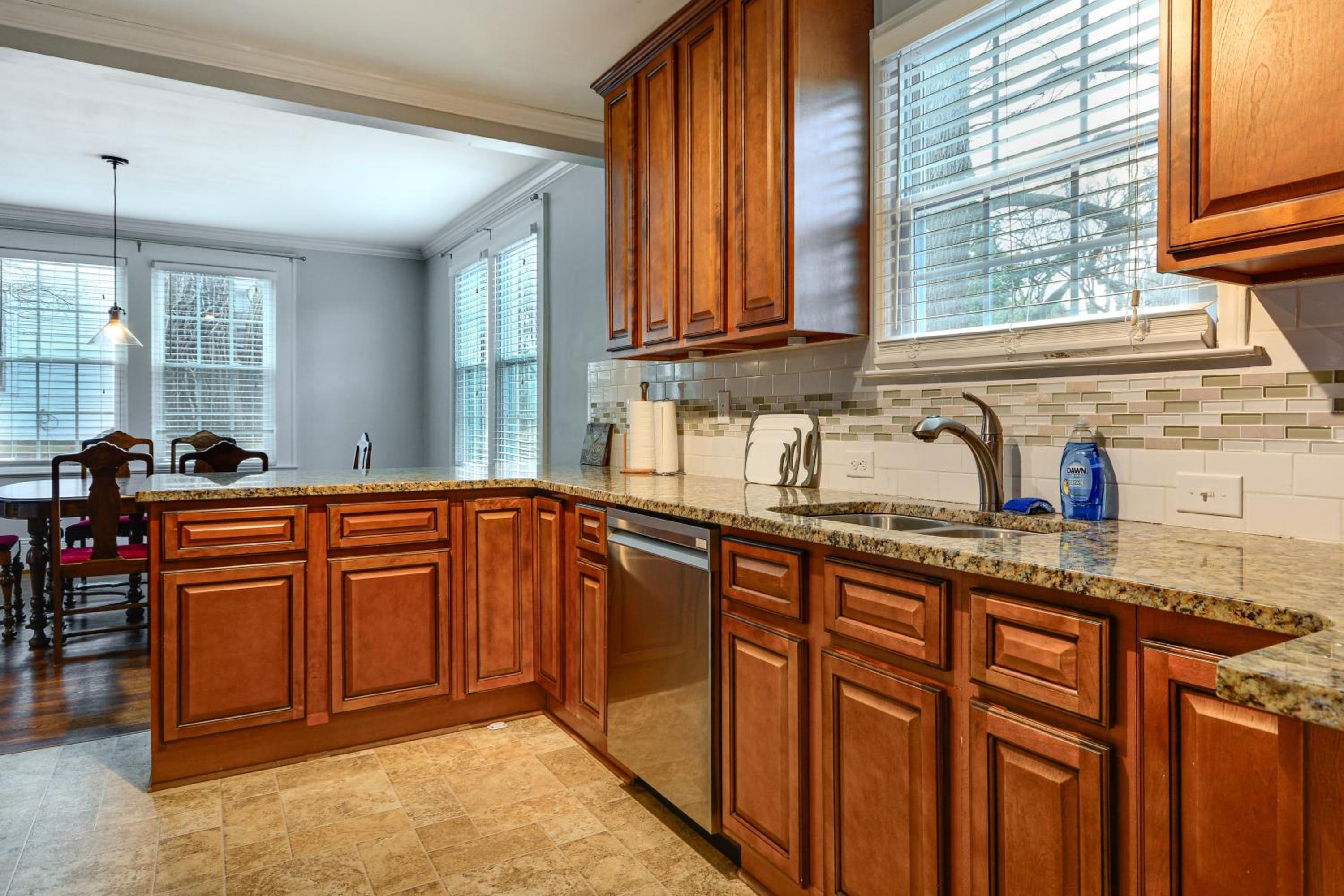 Great for Travel Nurses! Winston-Salem Gem with Yard