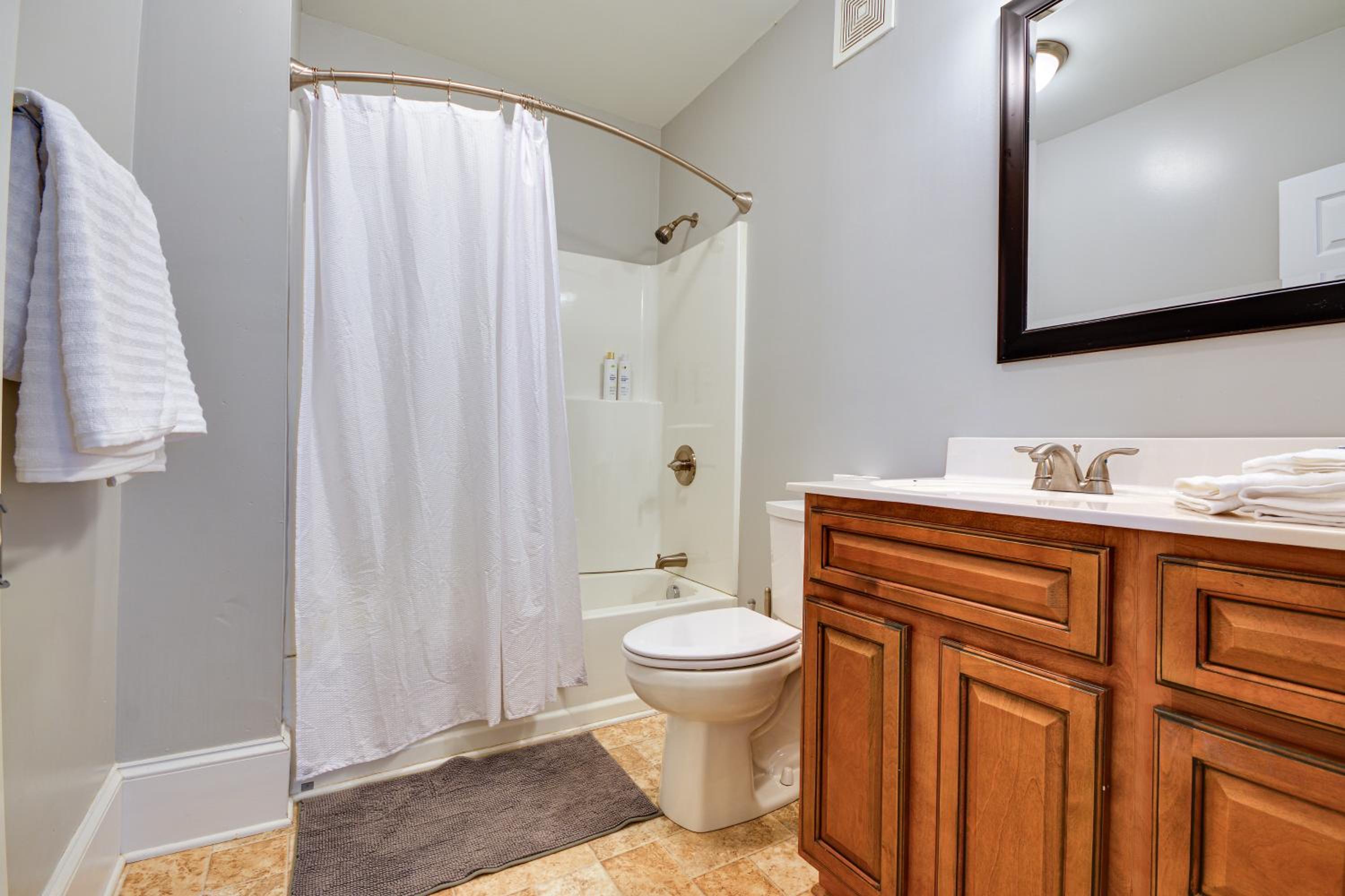 Great for Travel Nurses! Winston-Salem Gem with Yard