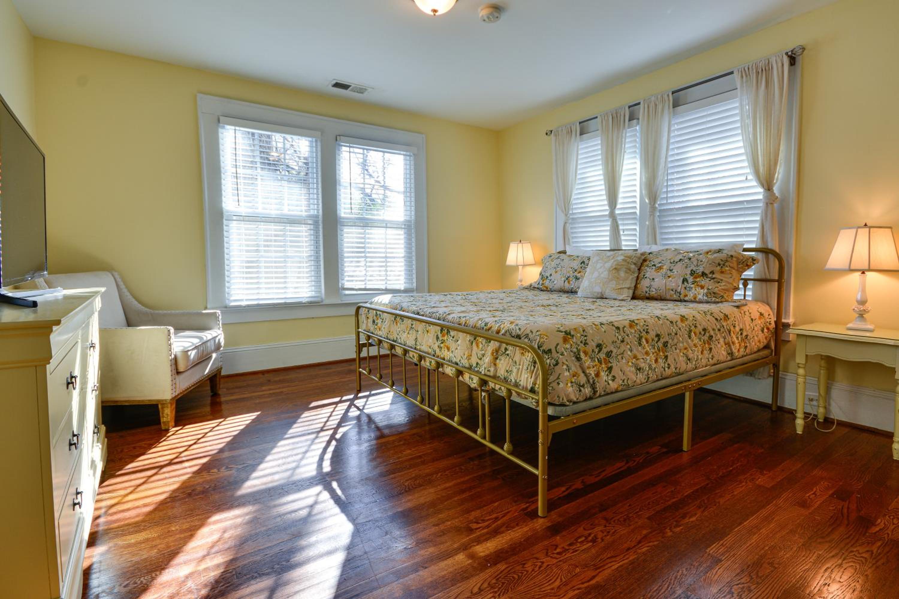 Great for Travel Nurses! Winston-Salem Gem with Yard