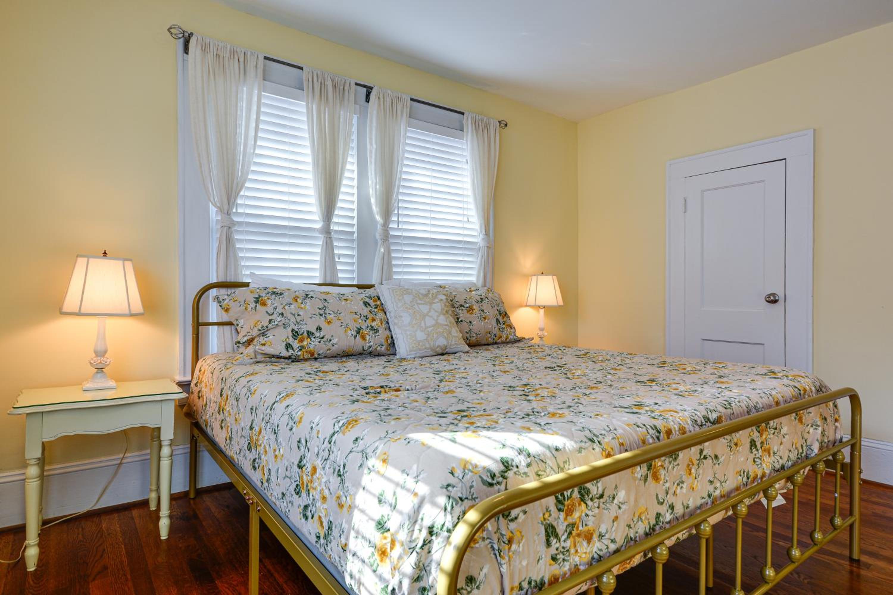 Great for Travel Nurses! Winston-Salem Gem with Yard