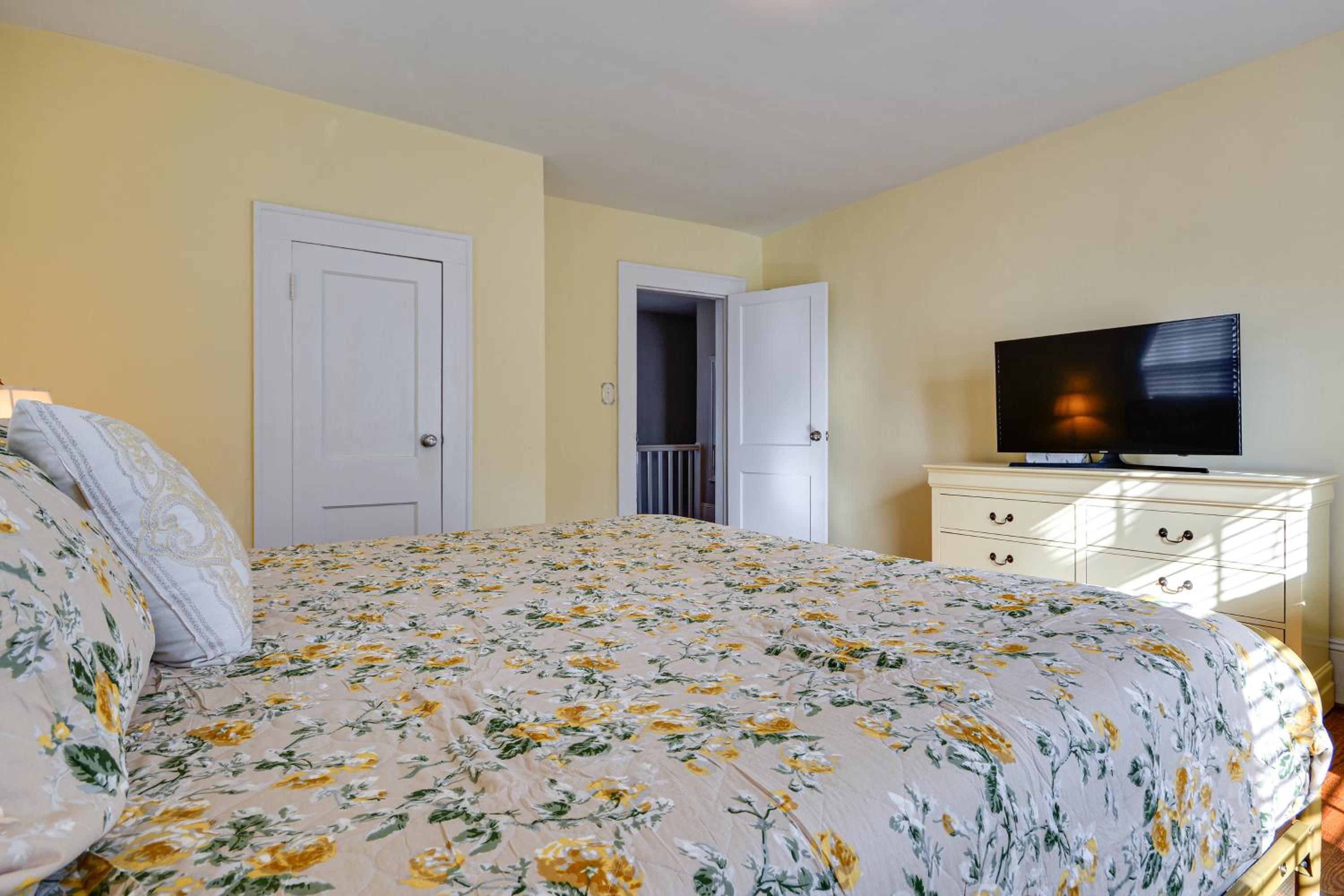 Great for Travel Nurses! Winston-Salem Gem with Yard