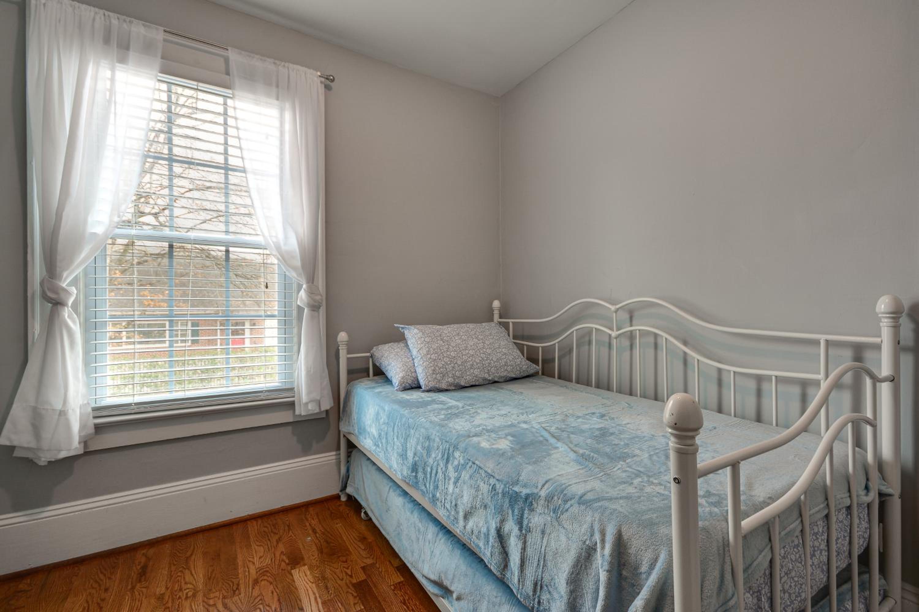 Great for Travel Nurses! Winston-Salem Gem with Yard