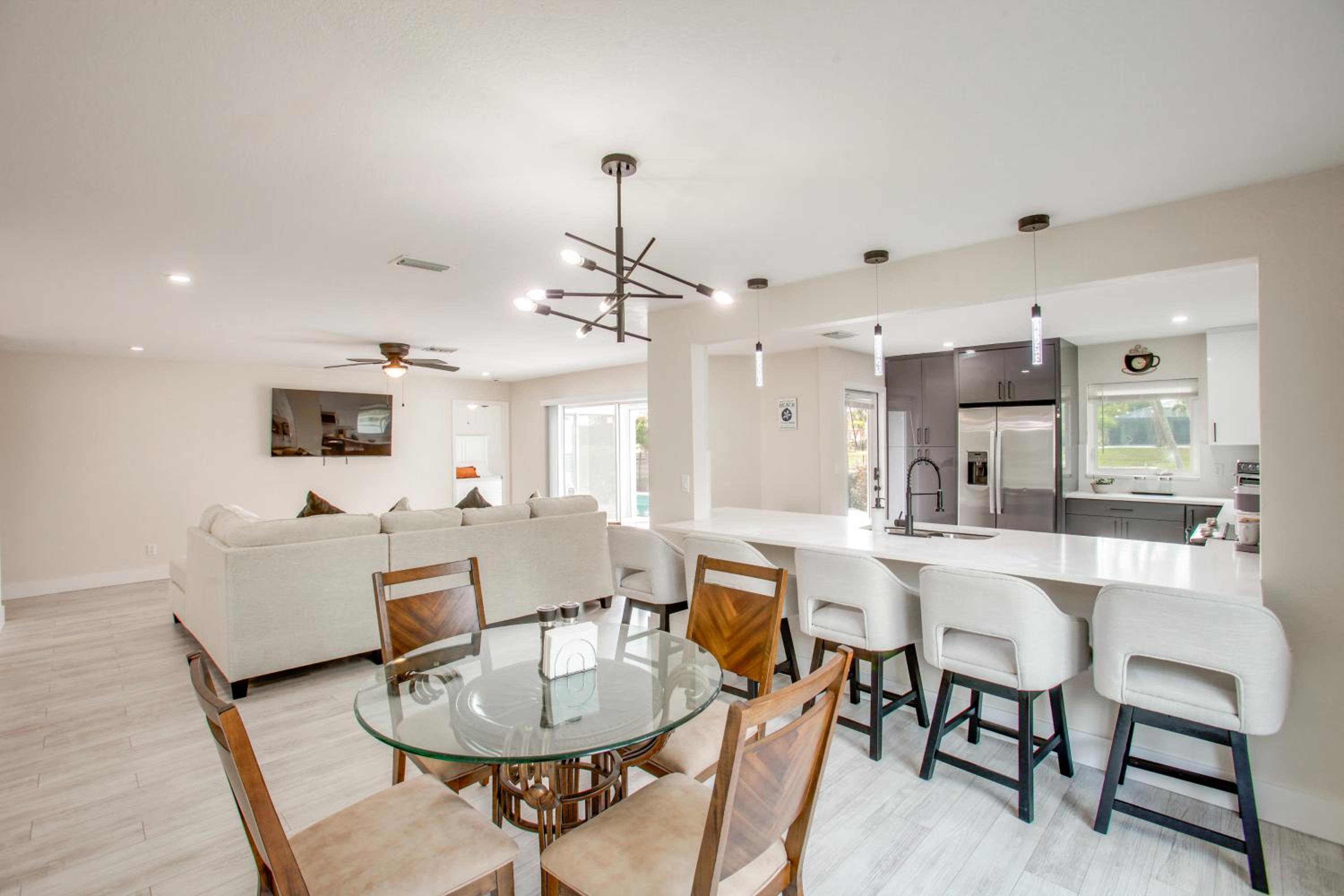 Fishing Dock and Pool Waterfront Cape Coral Retreat