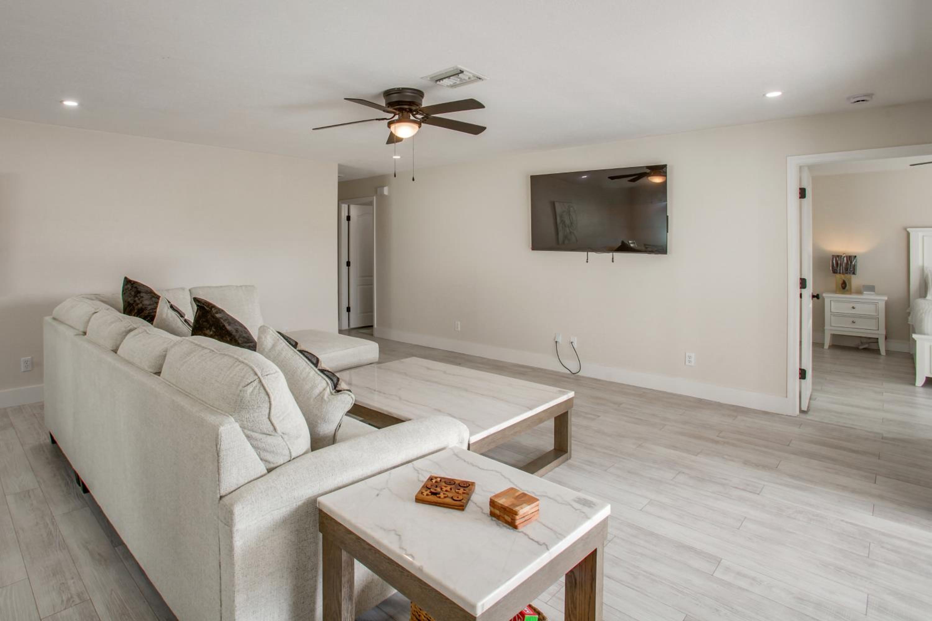 Fishing Dock and Pool Waterfront Cape Coral Retreat