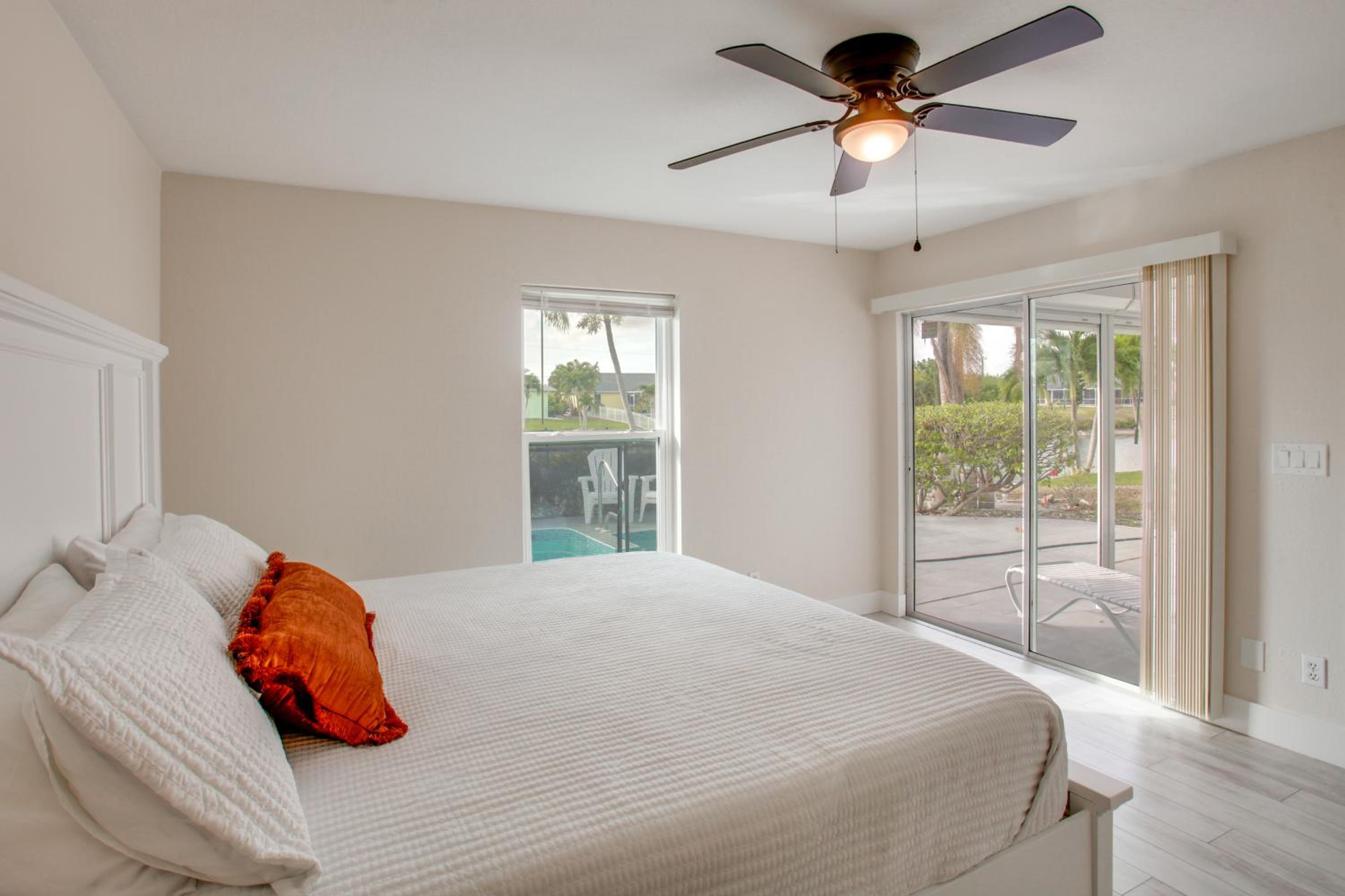 Fishing Dock and Pool Waterfront Cape Coral Retreat