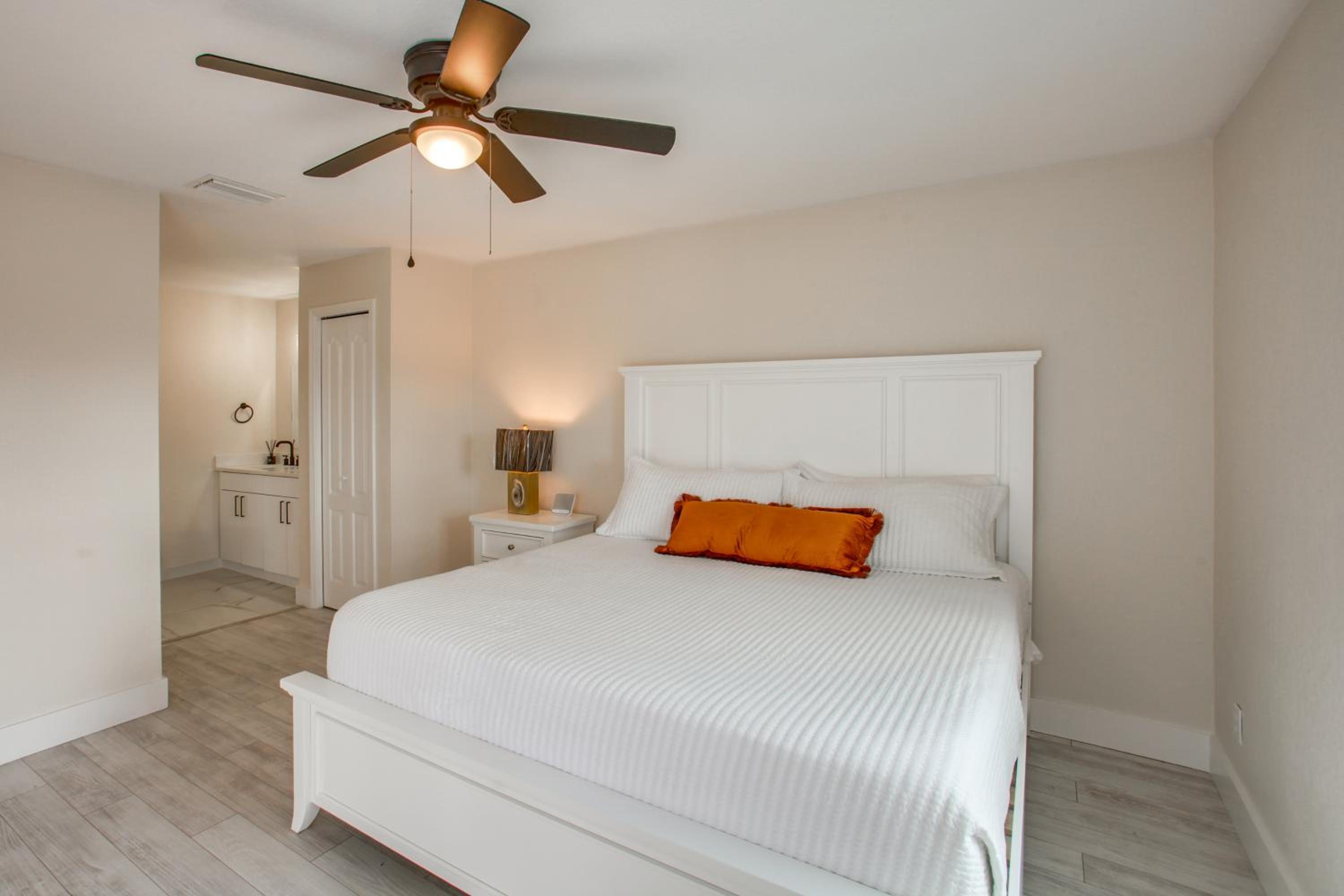 Fishing Dock and Pool Waterfront Cape Coral Retreat